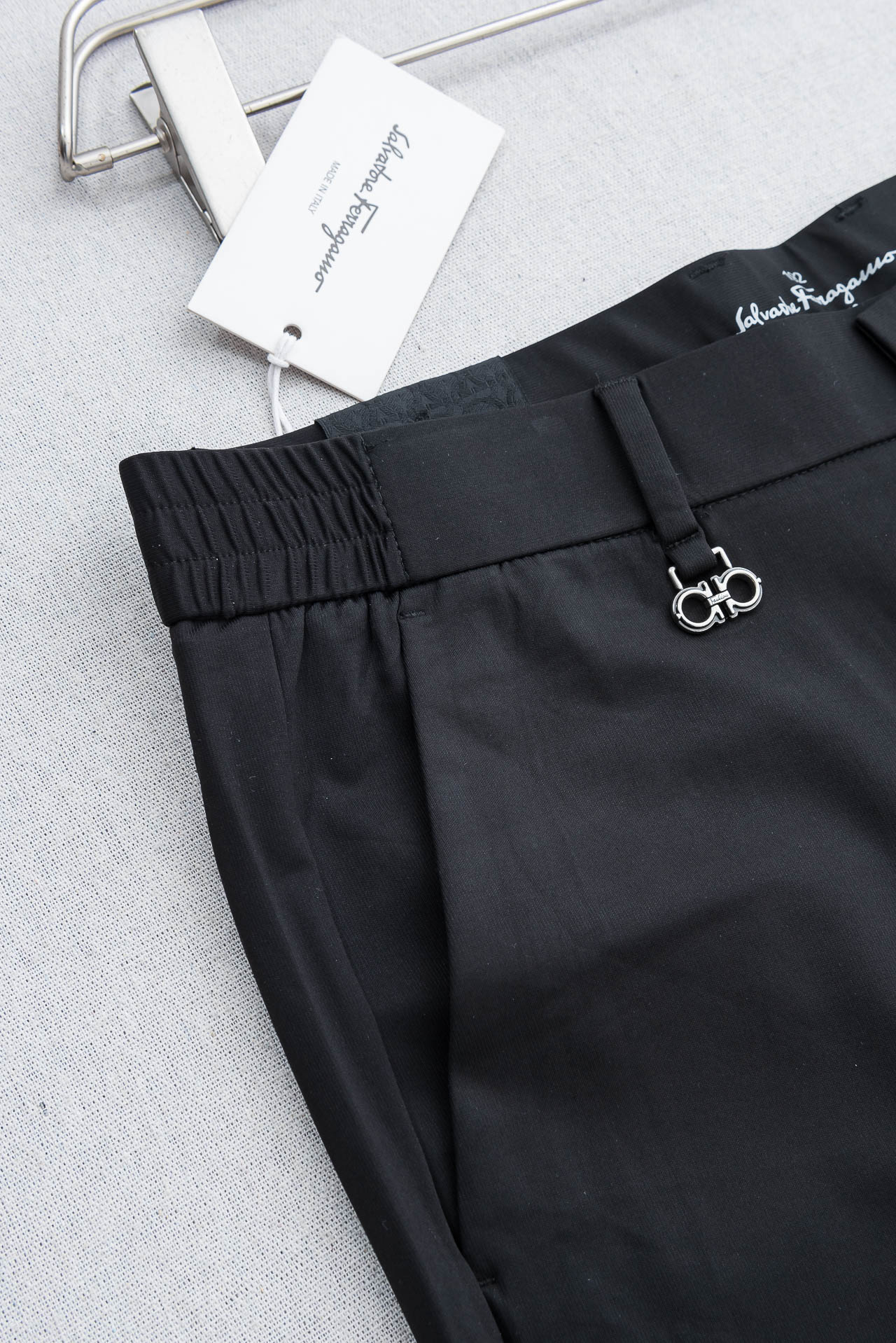 菲拉格慕FERRA#GAMO 26ss春夏轻奢时尚定制休闲西裤，简洁干练的风格，精致卓越的品质男装，每款