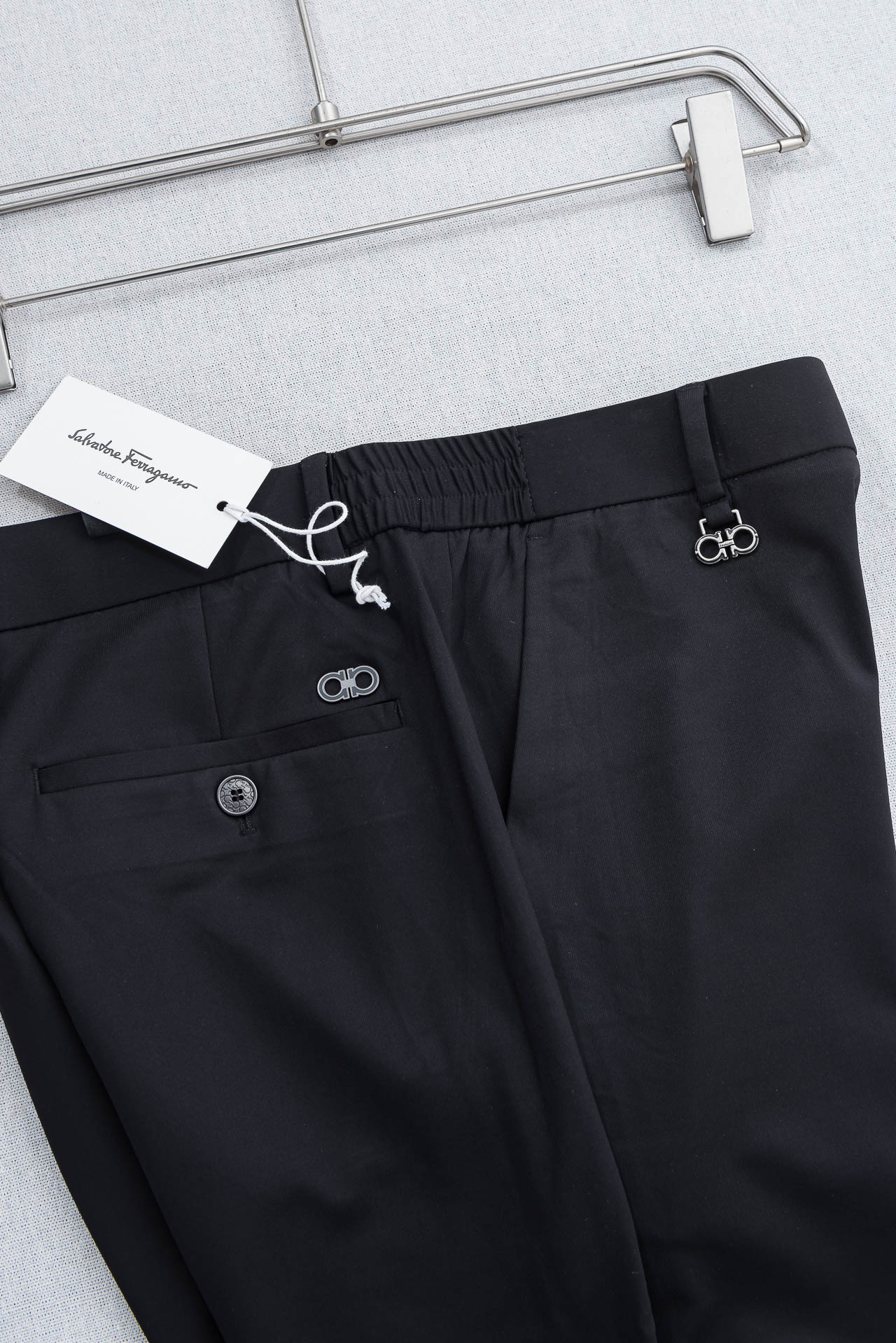 菲拉格慕FERRA#GAMO 26ss春夏轻奢时尚定制休闲西裤，简洁干练的风格，精致卓越的品质男装，每款