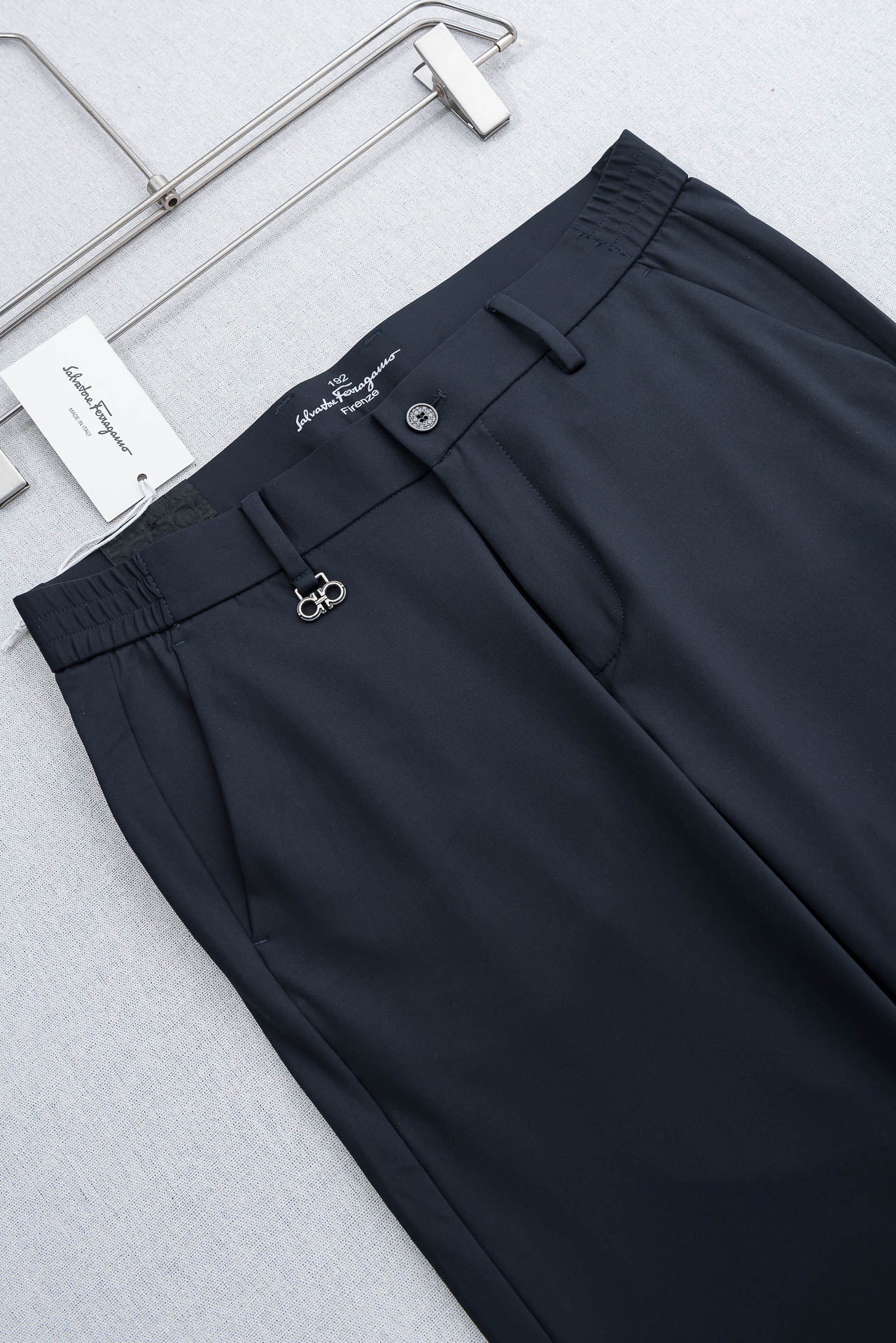 菲拉格慕FERRA#GAMO 26ss春夏轻奢时尚定制休闲西裤，简洁干练的风格，精致卓越的品质男装，每款