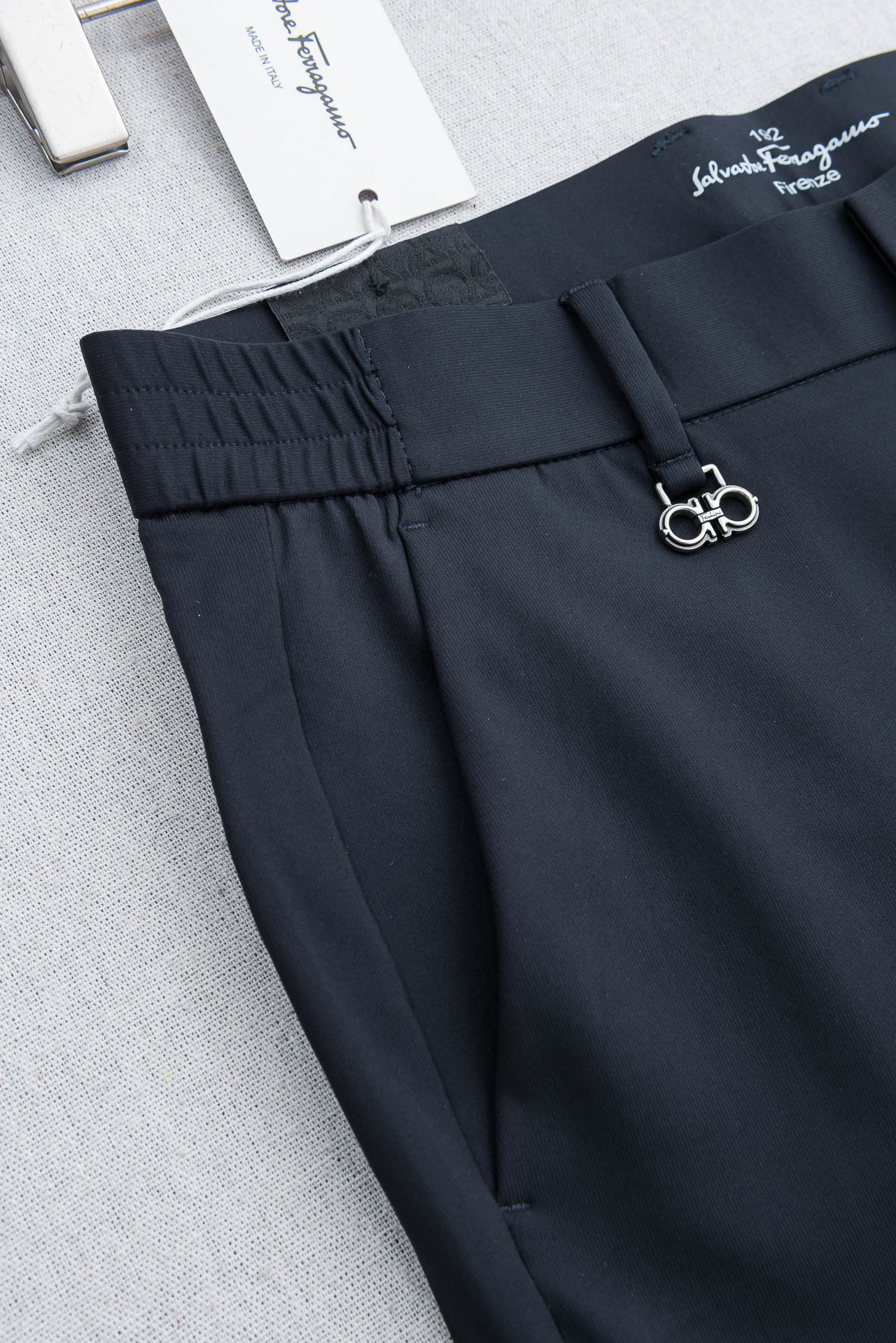 菲拉格慕FERRA#GAMO 26ss春夏轻奢时尚定制休闲西裤，简洁干练的风格，精致卓越的品质男装，每款