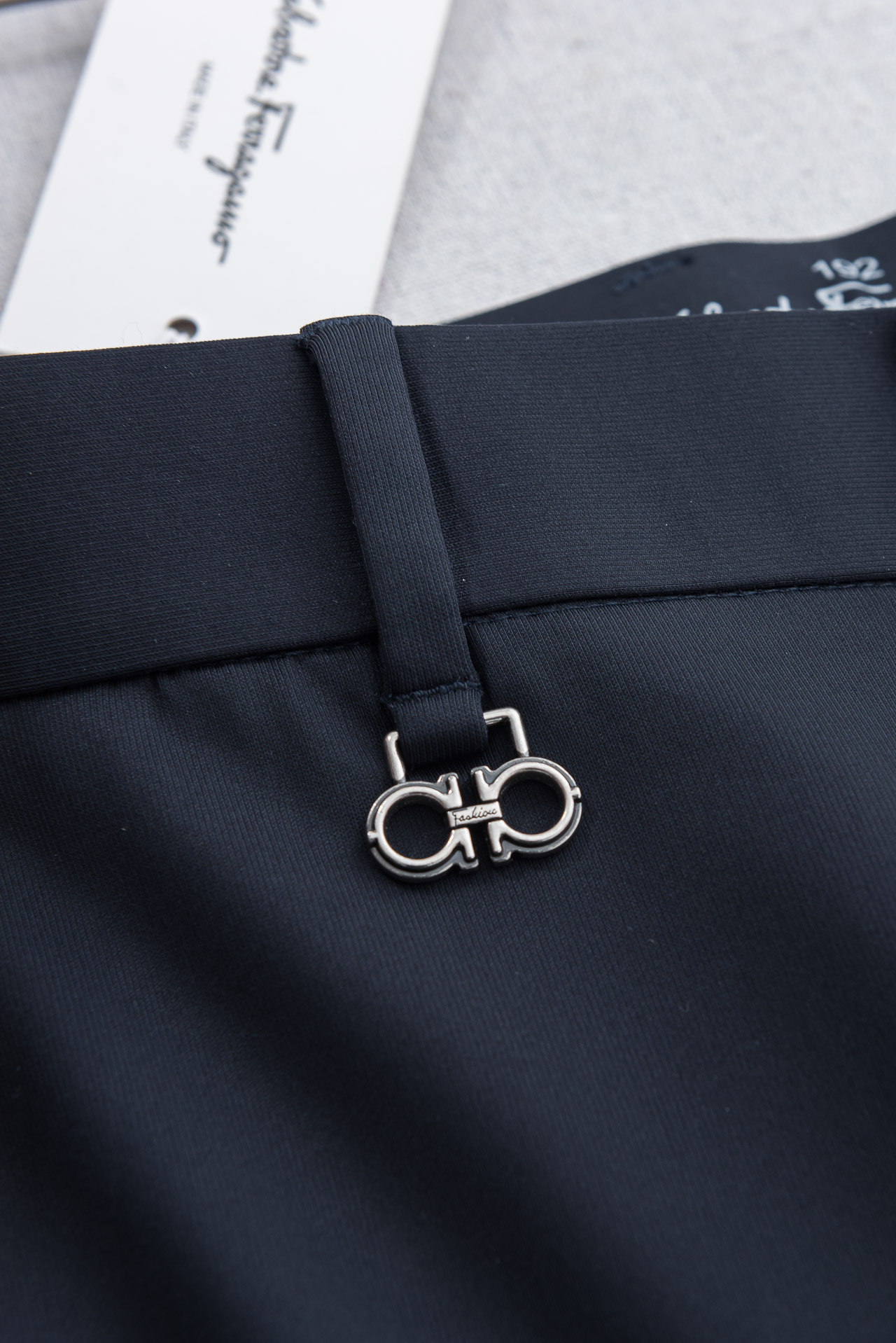 菲拉格慕FERRA#GAMO 26ss春夏轻奢时尚定制休闲西裤，简洁干练的风格，精致卓越的品质男装，每款