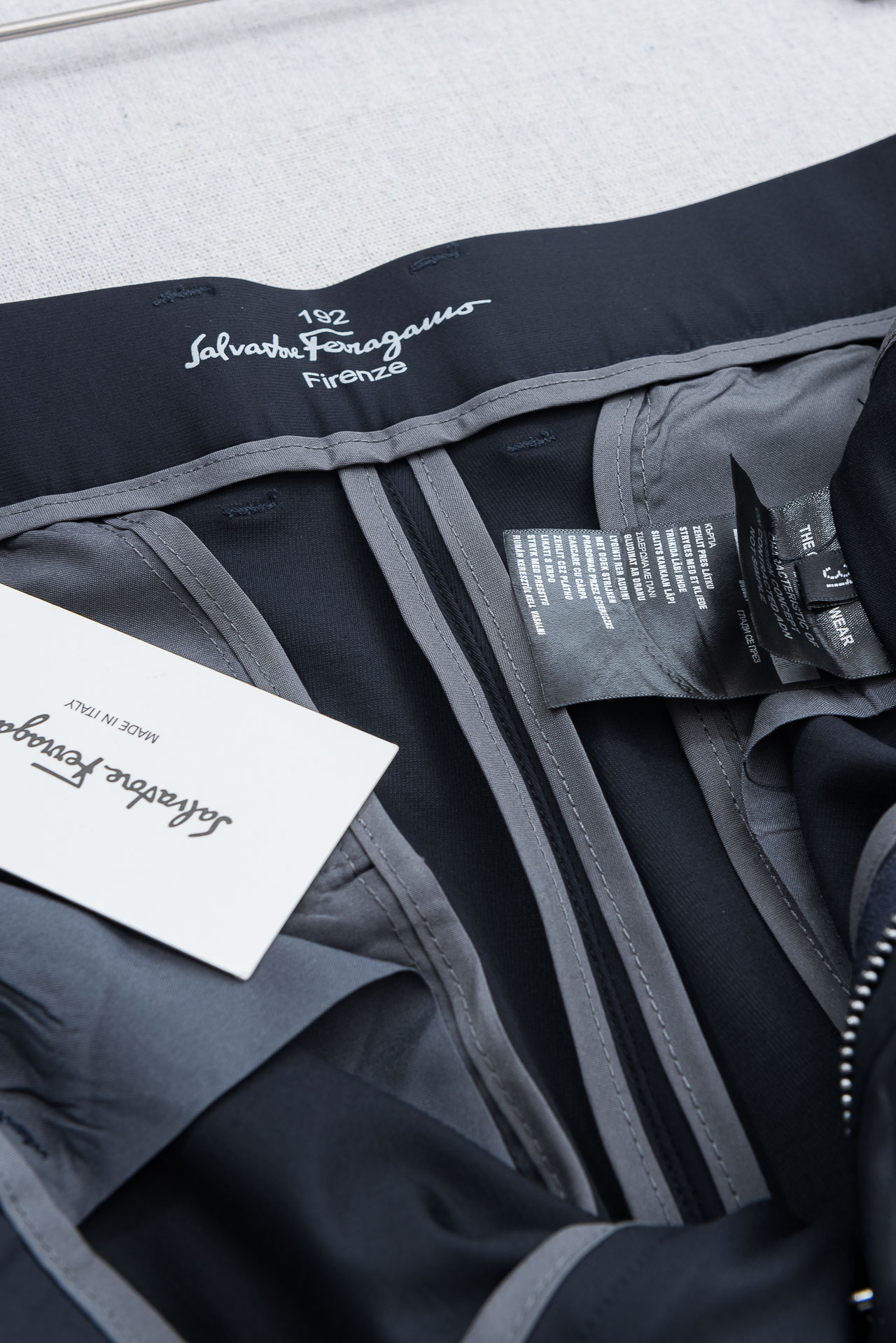 菲拉格慕FERRA#GAMO 26ss春夏轻奢时尚定制休闲西裤，简洁干练的风格，精致卓越的品质男装，每款