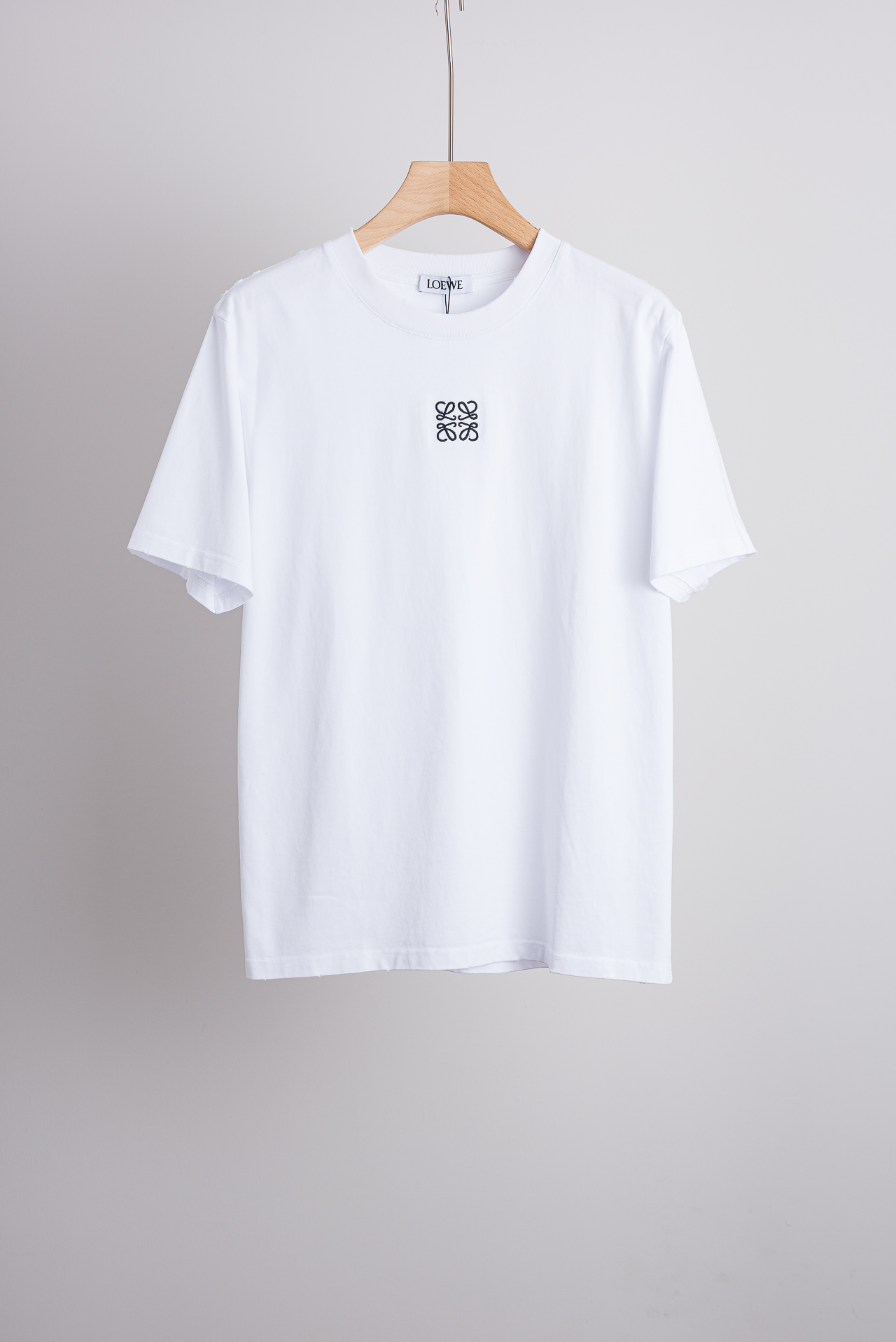 NO:842447,LOEWE 2026SS latest casual round neck short-sleeved T-shirt# is made of finely woven blended fabrics with imported cotton components. It feels soft and elastic, and it will not deform no matter how you wash it or wear it!  The ribbing process on the collar makes it not easy to deform and long-wearing. The classic straight version can fit the body shape of the people to a greater extent. The upper body effect is excellent, and it can exude its own proud aura from the inside out. The basic and conventional straight round neck version tailoring, the upper body is fit and slim without being bloated, and the upper body effect is excellent. This new T-shirt is specially created for summer!  Size S-2XL,,loewe,loewe,T-shirt,tees,t-shirt,19860909LOEWE 罗意威2026SS最新休闲圆领短袖T恤衫#选用客供进口棉成分精织混纺而成的面料,手感柔软富有弹力,怎么洗怎么穿都不变形！领部罗纹工艺打造不易变形久穿耐磨.经典的直筒版型打造,能更大程度的契合人群的体型,上身效果极佳,能自内而外的散发出独属自己的傲人气场.基础常规的直筒圆领版型剪裁,上身合体修身不显臃肿,上身效果极佳,专为夏季打造的新品T恤！ 码数S-2XL,,loewe,loewe,T-shirt,tees，t-shirt,,Men's clothing