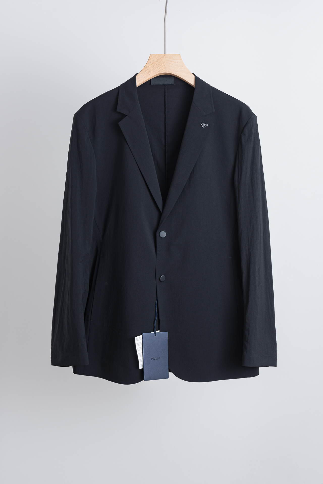 NO:871383,New# Prada 2026ss Spring and Summer Casual Suit# A fashionable and comfortable product that allows you to show your style confidently and appropriately in various occasions. Paired with a modern element brooch, it presents the most cutting-edge style and fashionable wearing effect, highlighting your strong aura and high luxury taste!  The classic lapel collar interprets the casual style, and the details show elegance!  The fabric of this suit is crisp, light and cool to the touch, allowing you to feel excellent comfort when wearing it. The fabric is made and formed by machines imported from big-name factories, which perfectly accommodates different body shapes while ensuring comfort. It hangs smoothly and does not require ironing, and can be kneaded at will without deformation, making it an ideal choice for you to create a casual look. The quality is guaranteed and it is made by a big factory, so you can buy with confidence and enjoy the unique experience brought by this exquisite product!  Size M-XXXL 48-56,,prada,business suit,brooch,breastpin,19860909New# 普拉达 2026ss春夏休闲西装#时尚而舒适的产品,让您在各种场合中都能自信、得体地展现风采.搭配现代化元素胸针,呈现最前沿的格调与时尚的穿着效果,彰显强大的气场与高奢品味！经典的翻驳领,诠释休闲大气范,细节之处尽显典雅品格！这款西装面料挺括轻盈,触感凉爽的特质,让您在穿着时感受到绝佳的舒适度.由大牌工厂进口机器制作成型的面料,完美包容不同身材的同时确保舒适性.垂顺免熨烫,随意揉捏不变形,为您打造休闲造型的理想之选.品质保证且由大厂代工,让您放心购买,并尽情享受这一款精致商品所带来的独特体验！ 尺码M-XXXL 48-56,,prada,business suit,brooch，breastpin,,Men's clothing