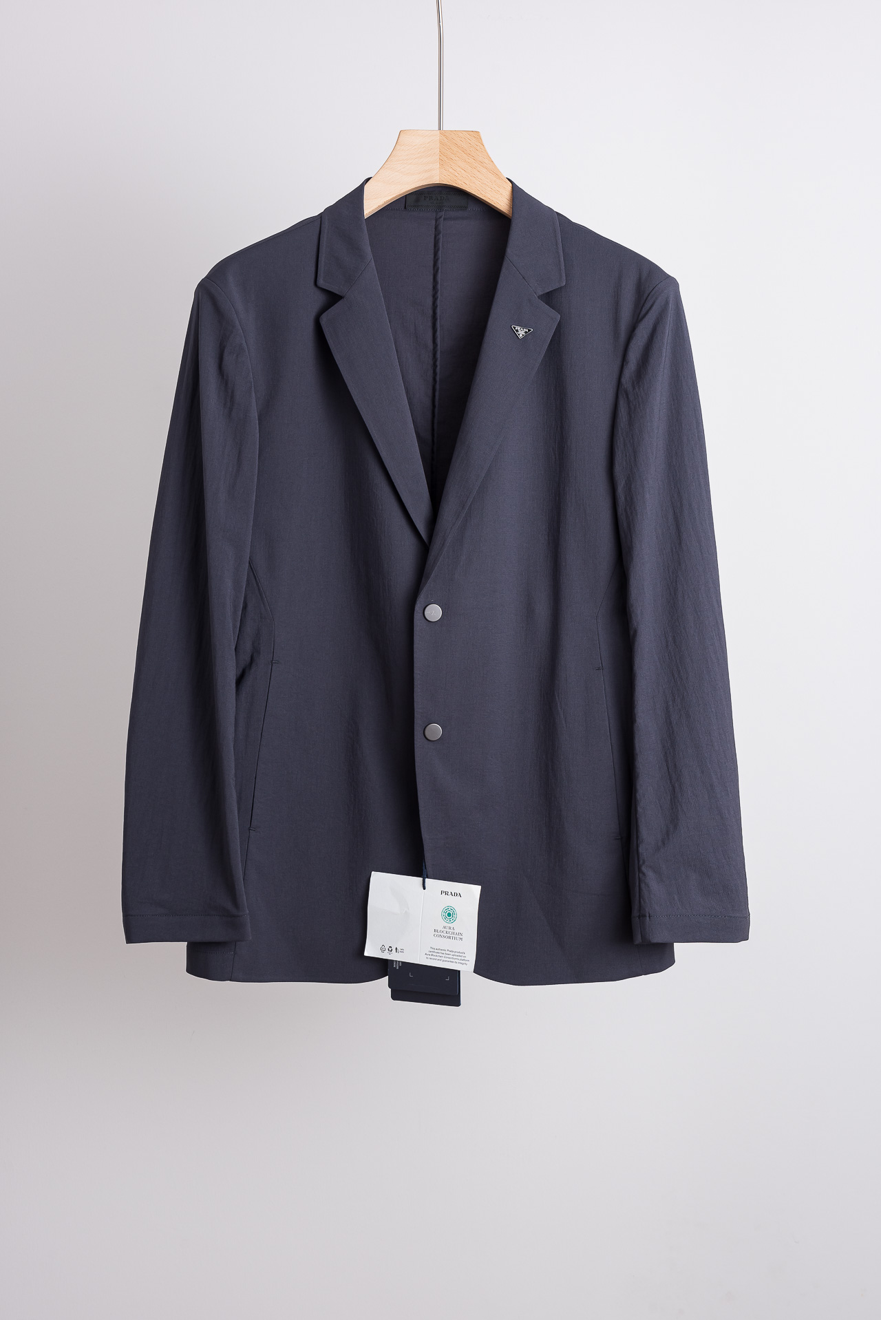NO:914059,New# Prada 2026ss Spring and Summer Casual Suit# A fashionable and comfortable product that allows you to show your style confidently and appropriately in various occasions. Paired with a modern element brooch, it presents the most cutting-edge style and fashionable wearing effect, highlighting your strong aura and high luxury taste!  The classic lapel collar interprets the casual style, and the details show elegance!  The fabric of this suit is crisp, light and cool to the touch, allowing you to feel excellent comfort when wearing it. The fabric is made and formed by machines imported from big-name factories, which perfectly accommodates different body shapes while ensuring comfort. It hangs smoothly and does not require ironing, and can be kneaded at will without deformation, making it an ideal choice for you to create a casual look. The quality is guaranteed and it is made by a big factory, so you can buy with confidence and enjoy the unique experience brought by this exquisite product!  Size M-XXXL 48-56,,prada,business suit,brooch,breastpin,19860909New# 普拉达 2026ss春夏休闲西装#时尚而舒适的产品,让您在各种场合中都能自信、得体地展现风采.搭配现代化元素胸针,呈现最前沿的格调与时尚的穿着效果,彰显强大的气场与高奢品味！经典的翻驳领,诠释休闲大气范,细节之处尽显典雅品格！这款西装面料挺括轻盈,触感凉爽的特质,让您在穿着时感受到绝佳的舒适度.由大牌工厂进口机器制作成型的面料,完美包容不同身材的同时确保舒适性.垂顺免熨烫,随意揉捏不变形,为您打造休闲造型的理想之选.品质保证且由大厂代工,让您放心购买,并尽情享受这一款精致商品所带来的独特体验！ 尺码M-XXXL 48-56,,prada,business suit,brooch，breastpin,,Men's clothing