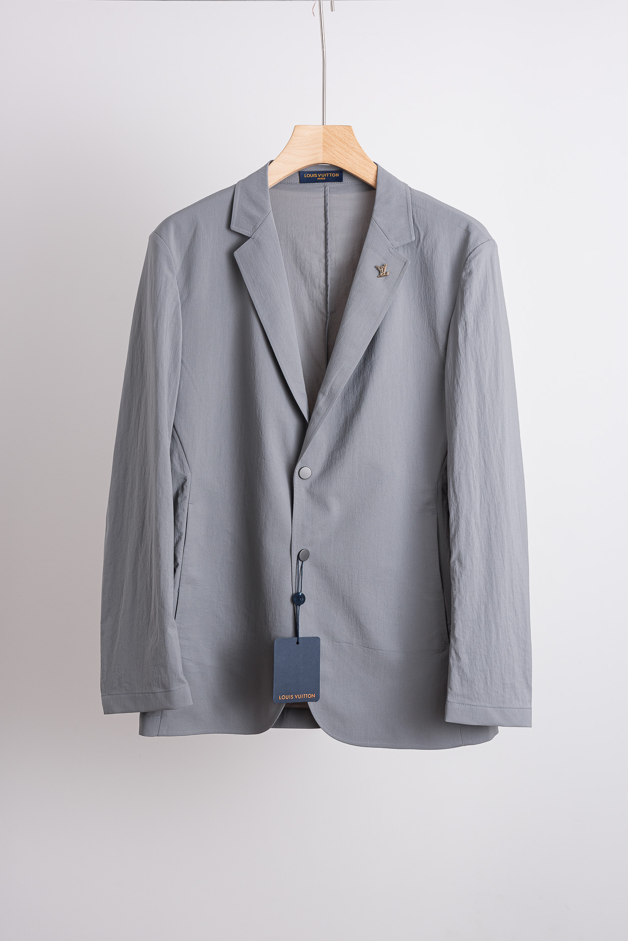 NO:914062,New# LV 2026ss Spring and Summer Casual Suit# A fashionable and comfortable product that allows you to show your style confidently and appropriately in various occasions. Paired with modern element brooches, it presents the most cutting-edge style and fashionable wearing effect, highlighting your strong aura and high luxury taste!  The classic lapel collar interprets the casual style, and the details show elegance!  The fabric of this suit is crisp, light and cool to the touch, allowing you to feel excellent comfort when wearing it. The fabric is made and formed by machines imported from big-name factories, which perfectly accommodates different body shapes while ensuring comfort. It hangs smoothly and does not require ironing, and can be kneaded at will without deformation, making it an ideal choice for you to create a casual look. The quality is guaranteed and it is made by a big factory, so you can buy with confidence and enjoy the unique experience brought by this exquisite product!  Size M-XXXL 48-56,,louis vuitton,business suit,brooch,breastpin,19860909New# LV 2026ss春夏休闲西装#时尚而舒适的产品,让您在各种场合中都能自信、得体地展现风采.搭配现代化元素胸针,呈现最前沿的格调与时尚的穿着效果,彰显强大的气场与高奢品味！经典的翻驳领,诠释休闲大气范,细节之处尽显典雅品格！这款西装面料挺括轻盈,触感凉爽的特质,让您在穿着时感受到绝佳的舒适度.由大牌工厂进口机器制作成型的面料,完美包容不同身材的同时确保舒适性.垂顺免熨烫,随意揉捏不变形,为您打造休闲造型的理想之选.品质保证且由大厂代工,让您放心购买,并尽情享受这一款精致商品所带来的独特体验！ 尺码M-XXXL 48-56,,louis vuitton,business suit,brooch，breastpin,,Men's clothing