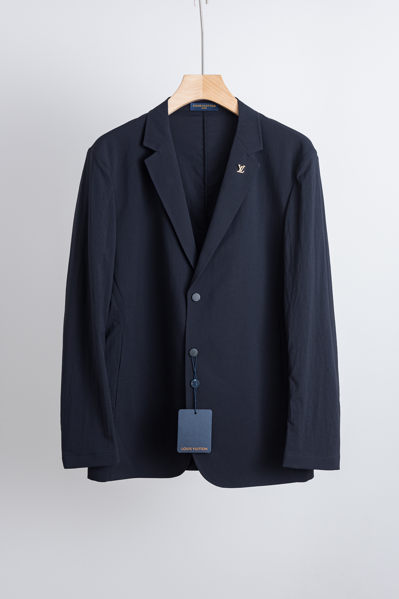 NO:871375,New# LV 2026ss Spring and Summer Casual Suit# A fashionable and comfortable product that allows you to show your style confidently and appropriately in various occasions. Paired with modern element brooches, it presents the most cutting-edge style and fashionable wearing effect, highlighting your strong aura and high luxury taste!  The classic lapel collar interprets the casual style, and the details show elegance!  The fabric of this suit is crisp, light and cool to the touch, allowing you to feel excellent comfort when wearing it. The fabric is made and formed by machines imported from big-name factories, which perfectly accommodates different body shapes while ensuring comfort. It hangs smoothly and does not require ironing, and can be kneaded at will without deformation, making it an ideal choice for you to create a casual look. The quality is guaranteed and it is made by a big factory, so you can buy with confidence and enjoy the unique experience brought by this exquisite product!  Size M-XXXL 48-56,,louis vuitton,business suit,brooch,breastpin,19860909New# LV 2026ss春夏休闲西装#时尚而舒适的产品,让您在各种场合中都能自信、得体地展现风采.搭配现代化元素胸针,呈现最前沿的格调与时尚的穿着效果,彰显强大的气场与高奢品味！经典的翻驳领,诠释休闲大气范,细节之处尽显典雅品格！这款西装面料挺括轻盈,触感凉爽的特质,让您在穿着时感受到绝佳的舒适度.由大牌工厂进口机器制作成型的面料,完美包容不同身材的同时确保舒适性.垂顺免熨烫,随意揉捏不变形,为您打造休闲造型的理想之选.品质保证且由大厂代工,让您放心购买,并尽情享受这一款精致商品所带来的独特体验！ 尺码M-XXXL 48-56,,louis vuitton,business suit,brooch，breastpin,,Men's clothing
