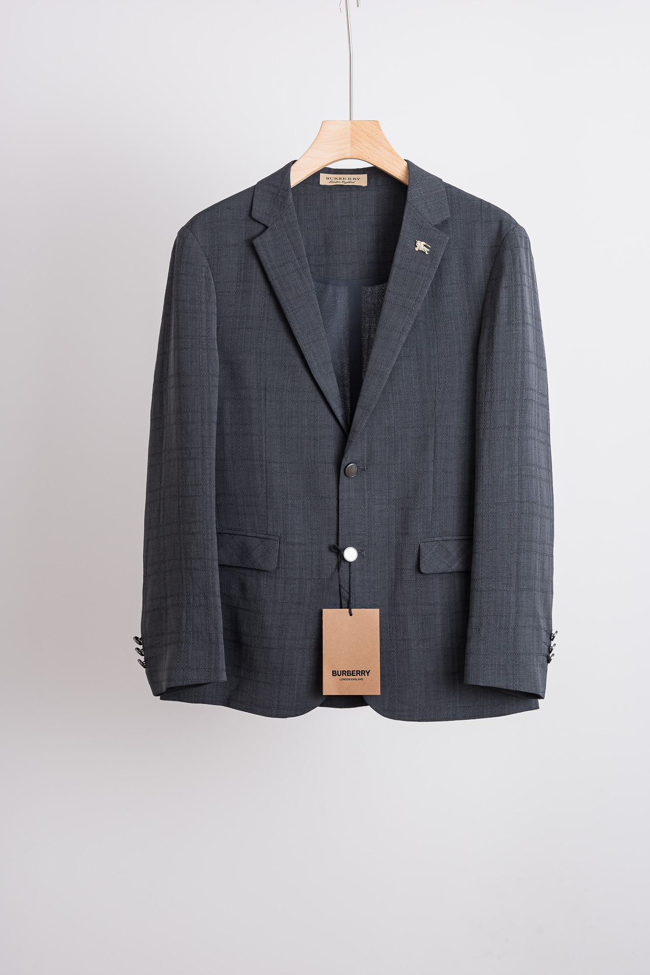 NO:871367,New# Burberry 2026ss Spring and Summer Casual Suit# A fashionable and comfortable product that allows you to show your style confidently and appropriately in various occasions. Paired with a modern element brooch, it presents the most cutting-edge style and fashionable wearing effect, highlighting your strong aura and high luxury taste!  The classic lapel collar interprets the casual style, and the details show elegance!  The fabric of this suit is crisp, light and cool to the touch, allowing you to feel excellent comfort when wearing it. The fabric is made and formed by machines imported from big-name factories, which perfectly accommodates different body shapes while ensuring comfort. It hangs smoothly and does not require ironing, and can be kneaded at will without deformation, making it an ideal choice for you to create a casual look. The quality is guaranteed and it is made by a big factory, so you can buy with confidence and enjoy the unique experience brought by this exquisite product!  Size M-XXXL 48-56,,burberry,business suit,brooch,breastpin,19860909New# 巴宝莉 2026ss春夏休闲西装#时尚而舒适的产品,让您在各种场合中都能自信、得体地展现风采.搭配现代化元素胸针,呈现最前沿的格调与时尚的穿着效果,彰显强大的气场与高奢品味！经典的翻驳领,诠释休闲大气范,细节之处尽显典雅品格！这款西装面料挺括轻盈,触感凉爽的特质,让您在穿着时感受到绝佳的舒适度.由大牌工厂进口机器制作成型的面料,完美包容不同身材的同时确保舒适性.垂顺免熨烫,随意揉捏不变形,为您打造休闲造型的理想之选.品质保证且由大厂代工,让您放心购买,并尽情享受这一款精致商品所带来的独特体验！ 尺码M-XXXL 48-56,,burberry,business suit,brooch，breastpin,,Men's clothing