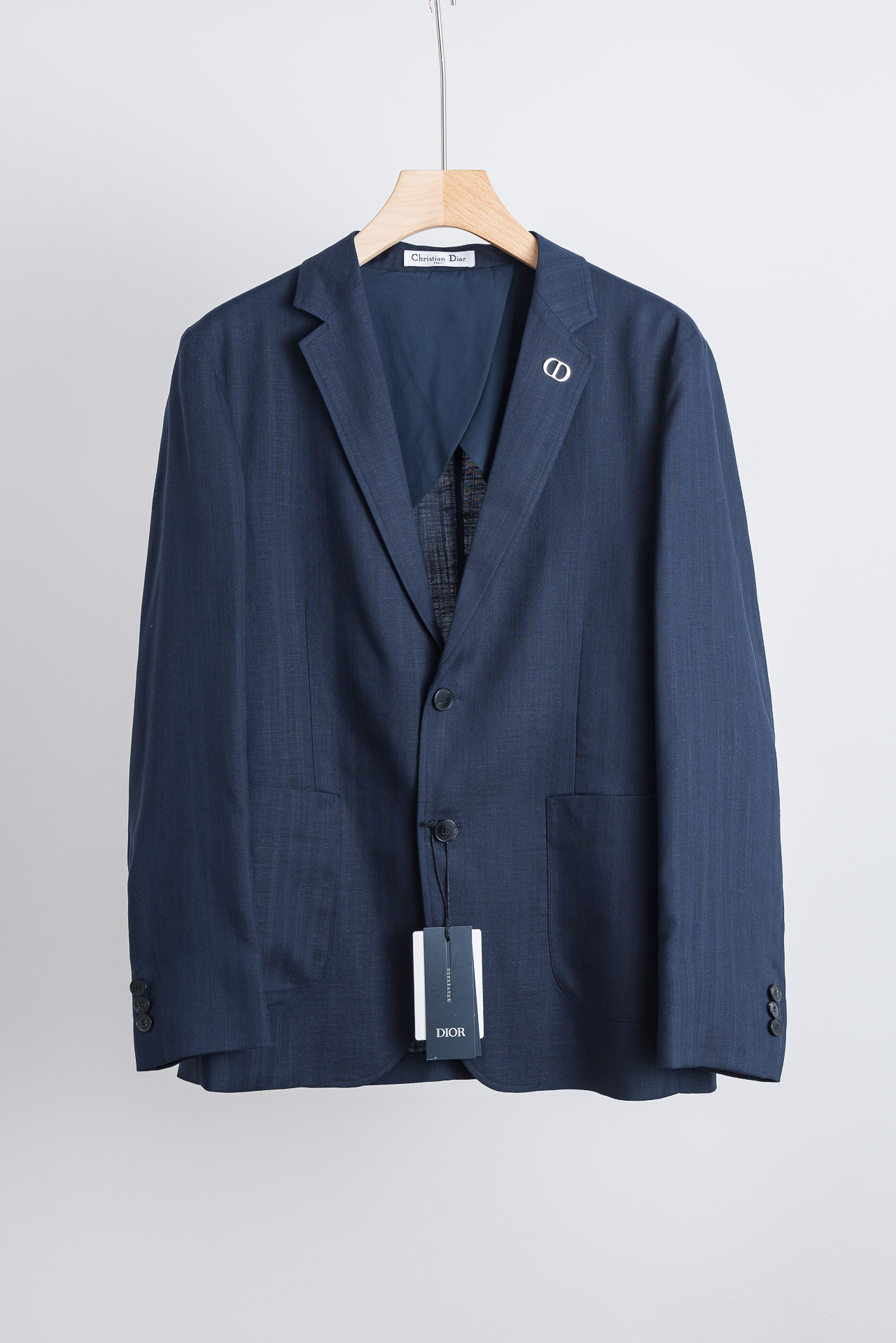 NO:871063,309 Dior Dior 2026ss latest casual suit# A fashionable and comfortable product that allows you to show your style confidently and appropriately in various occasions. Paired with a modern element brooch, it presents the most cutting-edge style and fashionable wearing effect, highlighting your strong aura and high luxury taste!  The classic lapel collar interprets the casual style, and the details show elegance!  The fabric of this suit is crisp and light, allowing you to feel excellent comfort when wearing it. The fabric is made and formed by machines imported from big-name factories, which perfectly accommodates different body shapes while ensuring comfort. It hangs smoothly and does not require ironing, and can be kneaded at will without deformation, making it an ideal choice for you to create a casual look. The quality is guaranteed and it is made by a big factory, so you can buy with confidence and enjoy the unique experience brought by this exquisite product!  Size M-XXXL 48-56309 Dior 2026ss latest casual suit# A fashionable and comfortable product that allows you to show your style confidently and appropriately in various occasions. Paired with a modern element brooch, it presents the most cutting-edge style and fashionable wearing effect, highlighting your strong aura and high luxury taste!  The classic lapel collar interprets the casual style, and the details show elegance!  The fabric of this suit is crisp and light, allowing you to feel excellent comfort when wearing it. The fabric is made and formed by machines imported from big-name factories, which perfectly accommodates different body shapes while ensuring comfort. It hangs smoothly and does not require ironing, and can be kneaded at will without deformation, making it an ideal choice for you to create a casual look. The quality is guaranteed and it is made by a big factory, so you can buy with confidence and enjoy the unique experience brought by this exquisite product!  Size M-XXXL 48-56,, dior, dior, business suit, brooch, breastpin,19860909309 Dior迪奥 2026ss最新休闲西装#时尚而舒适的产品,让您在各种场合中都能自信、得体地展现风采.搭配现代化元素胸针,呈现最前沿的格调与时尚的穿着效果,彰显强大的气场与高奢品味！经典的翻驳领,诠释休闲大气范,细节之处尽显典雅品格！这款西装面料挺括轻盈,让您在穿着时感受到绝佳的舒适度.由大牌工厂进口机器制作成型的面料,完美包容不同身材的同时确保舒适性.垂顺免熨烫,随意揉捏不变形,为您打造休闲造型的理想之选.品质保证且由大厂代工,让您放心购买,并尽情享受这一款精致商品所带来的独特体验！ 尺码M-XXXL 48-56309 Dior迪奥 2026ss最新休闲西装#时尚而舒适的产品,让您在各种场合中都能自信、得体地展现风采.搭配现代化元素胸针,呈现最前沿的格调与时尚的穿着效果,彰显强大的气场与高奢品味！经典的翻驳领,诠释休闲大气范,细节之处尽显典雅品格！这款西装面料挺括轻盈,让您在穿着时感受到绝佳的舒适度.由大牌工厂进口机器制作成型的面料,完美包容不同身材的同时确保舒适性.垂顺免熨烫,随意揉捏不变形,为您打造休闲造型的理想之选.品质保证且由大厂代工,让您放心购买,并尽情享受这一款精致商品所带来的独特体验！ 尺码M-XXXL 48-56,,dior,dior,business suit,brooch，breastpin,,Men's clothing