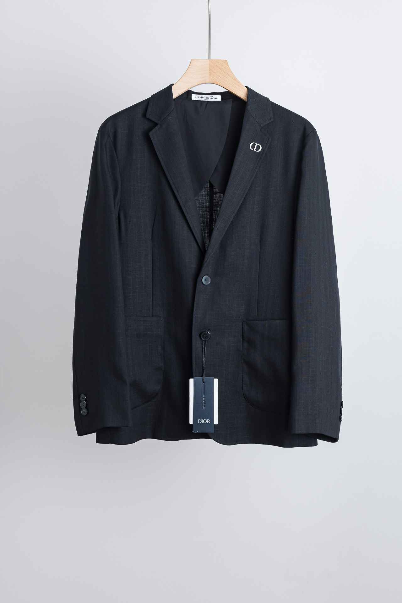 NO:871072,Dior Dior 2026ss latest casual suit# A fashionable and comfortable product that allows you to show your style confidently and appropriately in various occasions. Paired with a modern element brooch, it presents the most cutting-edge style and fashionable wearing effect, highlighting your strong aura and high luxury taste!  The classic lapel collar interprets the casual style, and the details show elegance!  The fabric of this suit is crisp and light, allowing you to feel excellent comfort when wearing it. The fabric is made and formed by machines imported from big-name factories, which perfectly accommodates different body shapes while ensuring comfort. It hangs smoothly and does not require ironing, and can be kneaded at will without deformation, making it an ideal choice for you to create a casual look. The quality is guaranteed and it is made by a big factory, so you can buy with confidence and enjoy the unique experience brought by this exquisite product!  Size M-XXXL 48-56,, dior, dior, business suit, brooch, breastpin,19860909Dior迪奥 2026ss最新休闲西装#时尚而舒适的产品,让您在各种场合中都能自信、得体地展现风采.搭配现代化元素胸针,呈现最前沿的格调与时尚的穿着效果,彰显强大的气场与高奢品味！经典的翻驳领,诠释休闲大气范,细节之处尽显典雅品格！这款西装面料挺括轻盈,让您在穿着时感受到绝佳的舒适度.由大牌工厂进口机器制作成型的面料,完美包容不同身材的同时确保舒适性.垂顺免熨烫,随意揉捏不变形,为您打造休闲造型的理想之选.品质保证且由大厂代工,让您放心购买,并尽情享受这一款精致商品所带来的独特体验！ 尺码M-XXXL 48-56,,dior,dior,business suit,brooch，breastpin,,Men's clothing