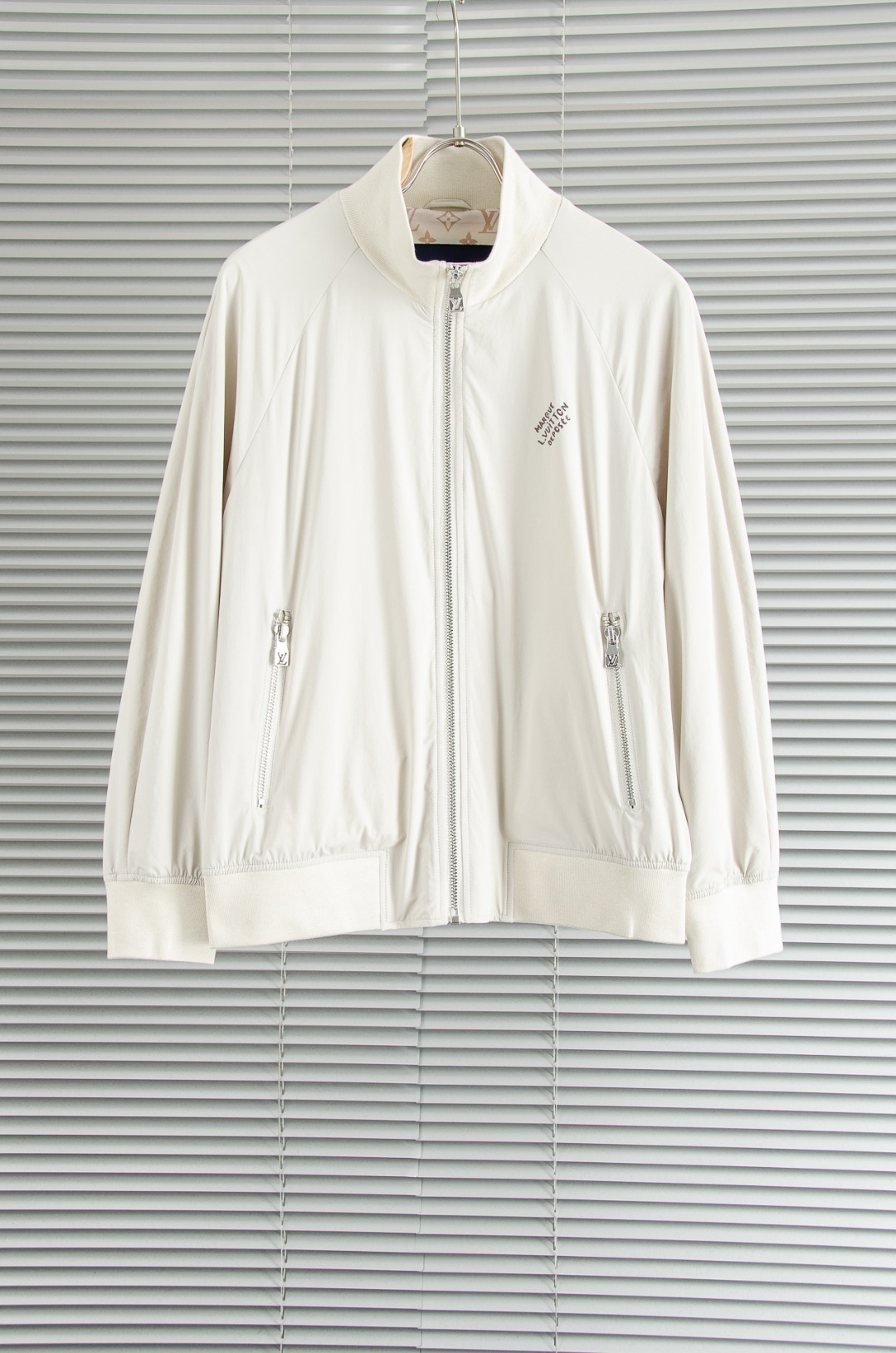 LV 2026新春最新出品，功能与时尚型兼具。时尚美观，防风效果更好，活动更加舒适自如。面料呈现出细密的