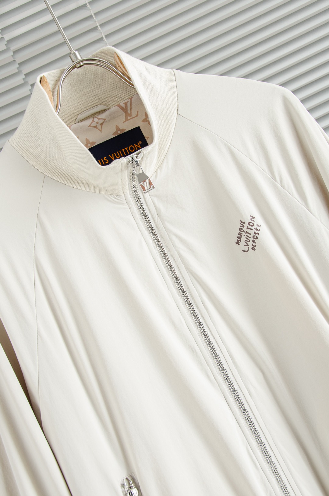 LV 2026新春最新出品，功能与时尚型兼具。时尚美观，防风效果更好，活动更加舒适自如。面料呈现出细密的