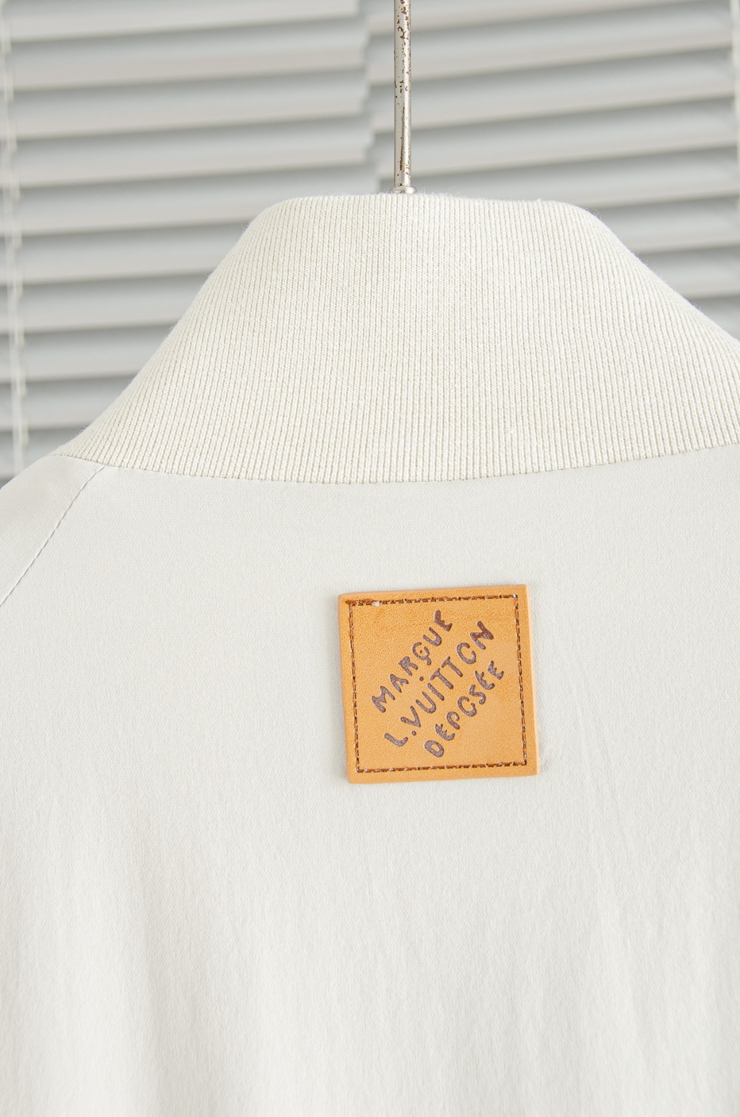 LV 2026新春最新出品，功能与时尚型兼具。时尚美观，防风效果更好，活动更加舒适自如。面料呈现出细密的