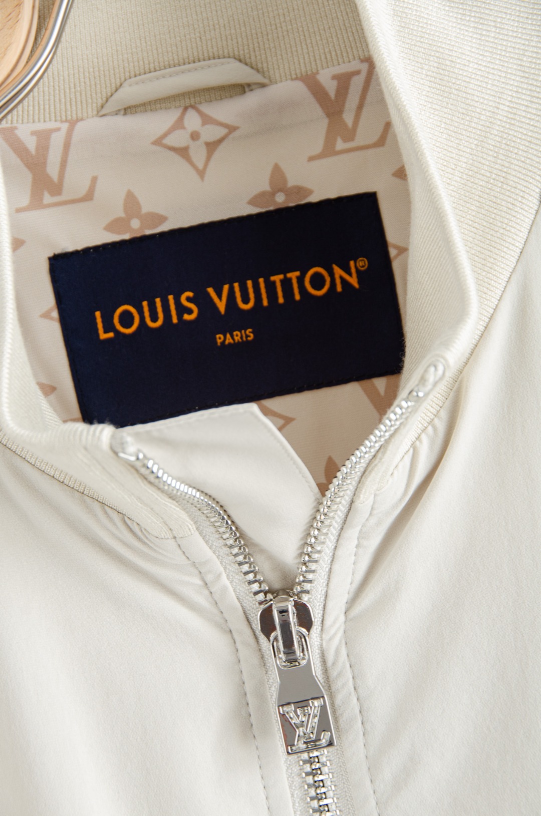 LV 2026新春最新出品，功能与时尚型兼具。时尚美观，防风效果更好，活动更加舒适自如。面料呈现出细密的