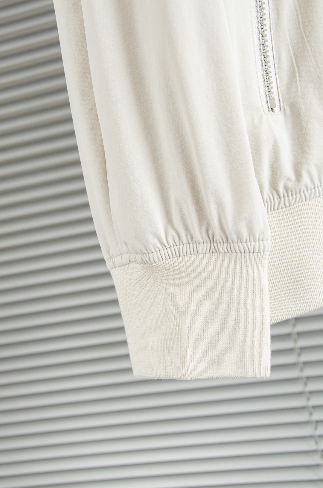 LV 2026新春最新出品，功能与时尚型兼具。时尚美观，防风效果更好，活动更加舒适自如。面料呈现出细密的