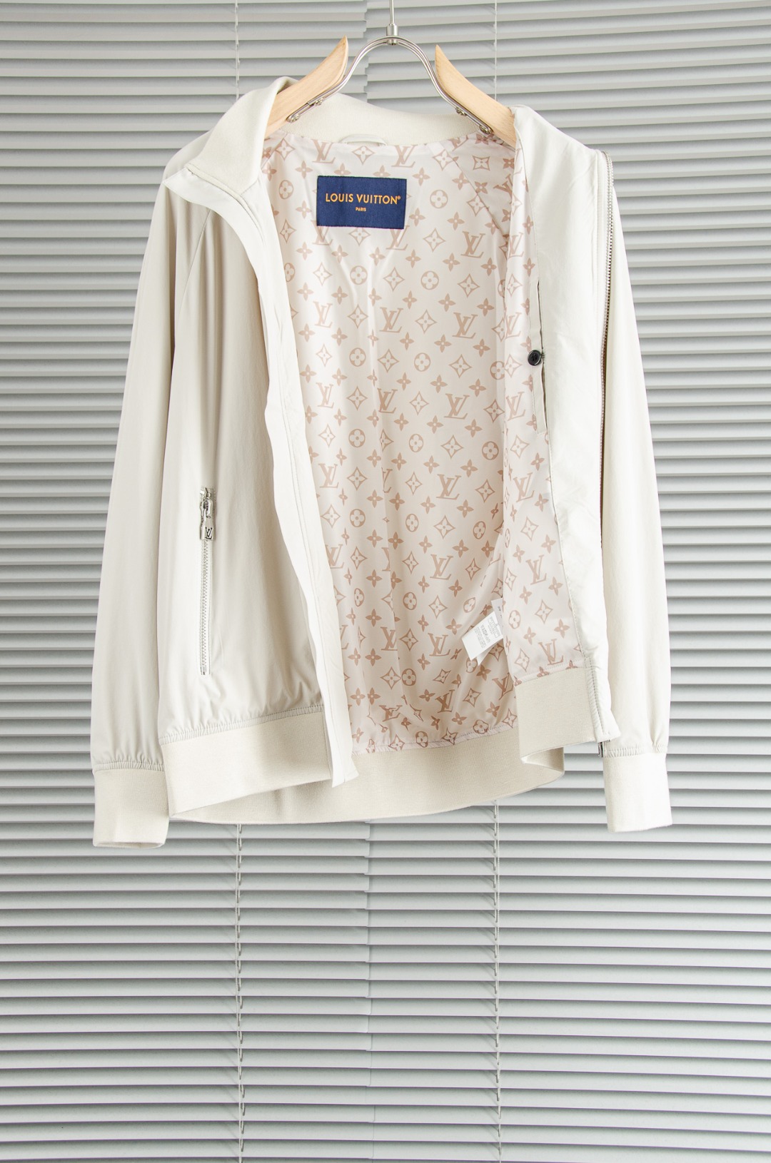 LV 2026新春最新出品，功能与时尚型兼具。时尚美观，防风效果更好，活动更加舒适自如。面料呈现出细密的