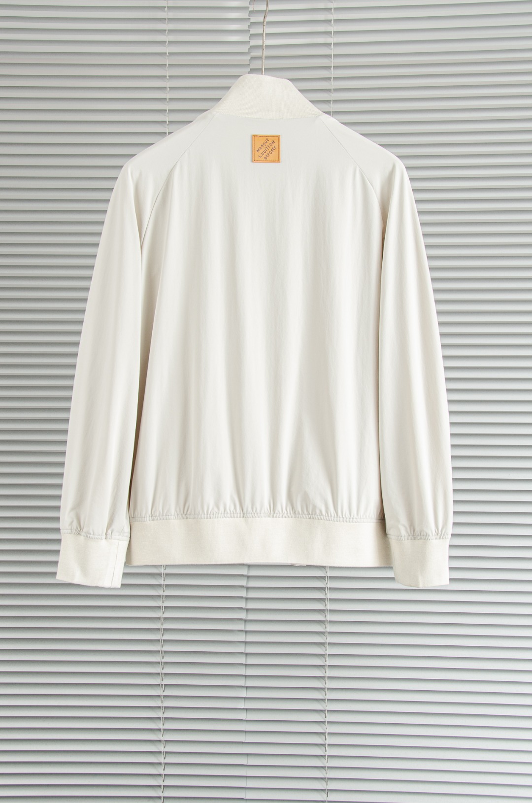 LV 2026新春最新出品，功能与时尚型兼具。时尚美观，防风效果更好，活动更加舒适自如。面料呈现出细密的