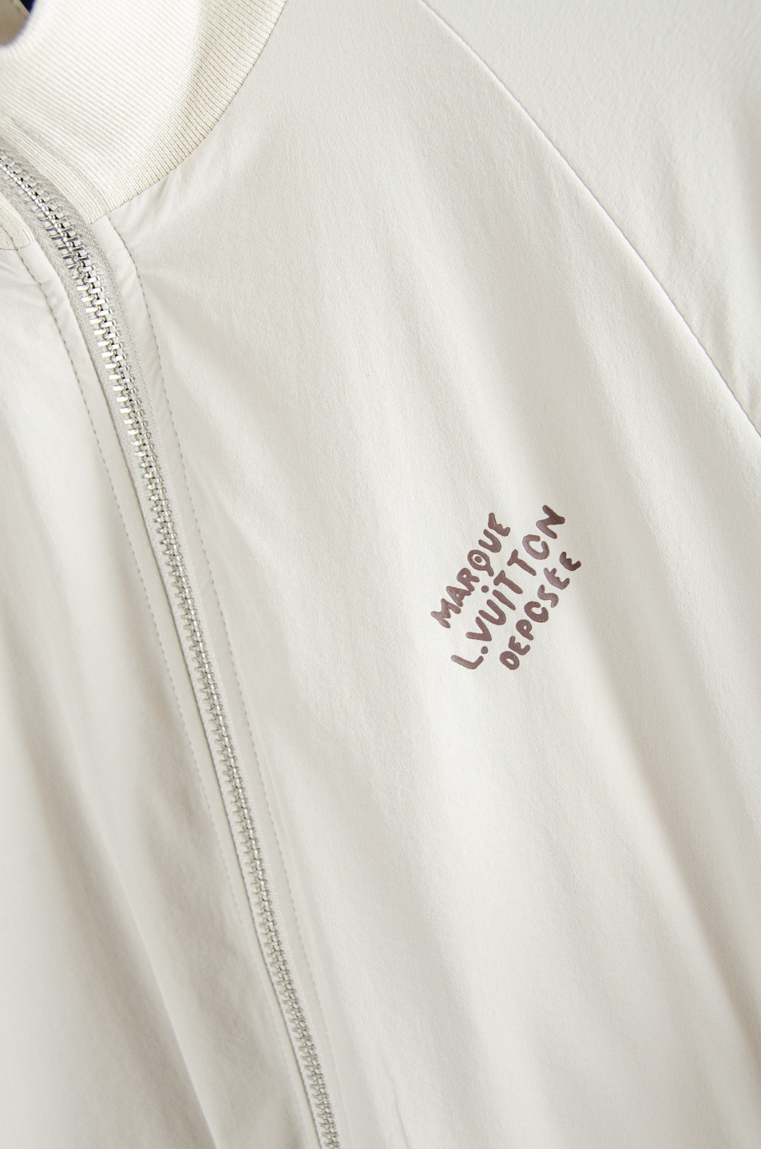 LV 2026新春最新出品，功能与时尚型兼具。时尚美观，防风效果更好，活动更加舒适自如。面料呈现出细密的