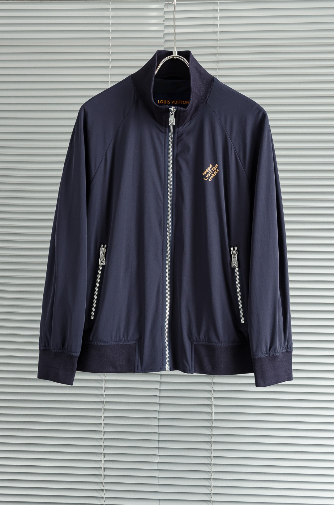 LV 2026新春最新出品，功能与时尚型兼具。时尚美观，防风效果更好，活动更加舒适自如。面料呈现出细密的