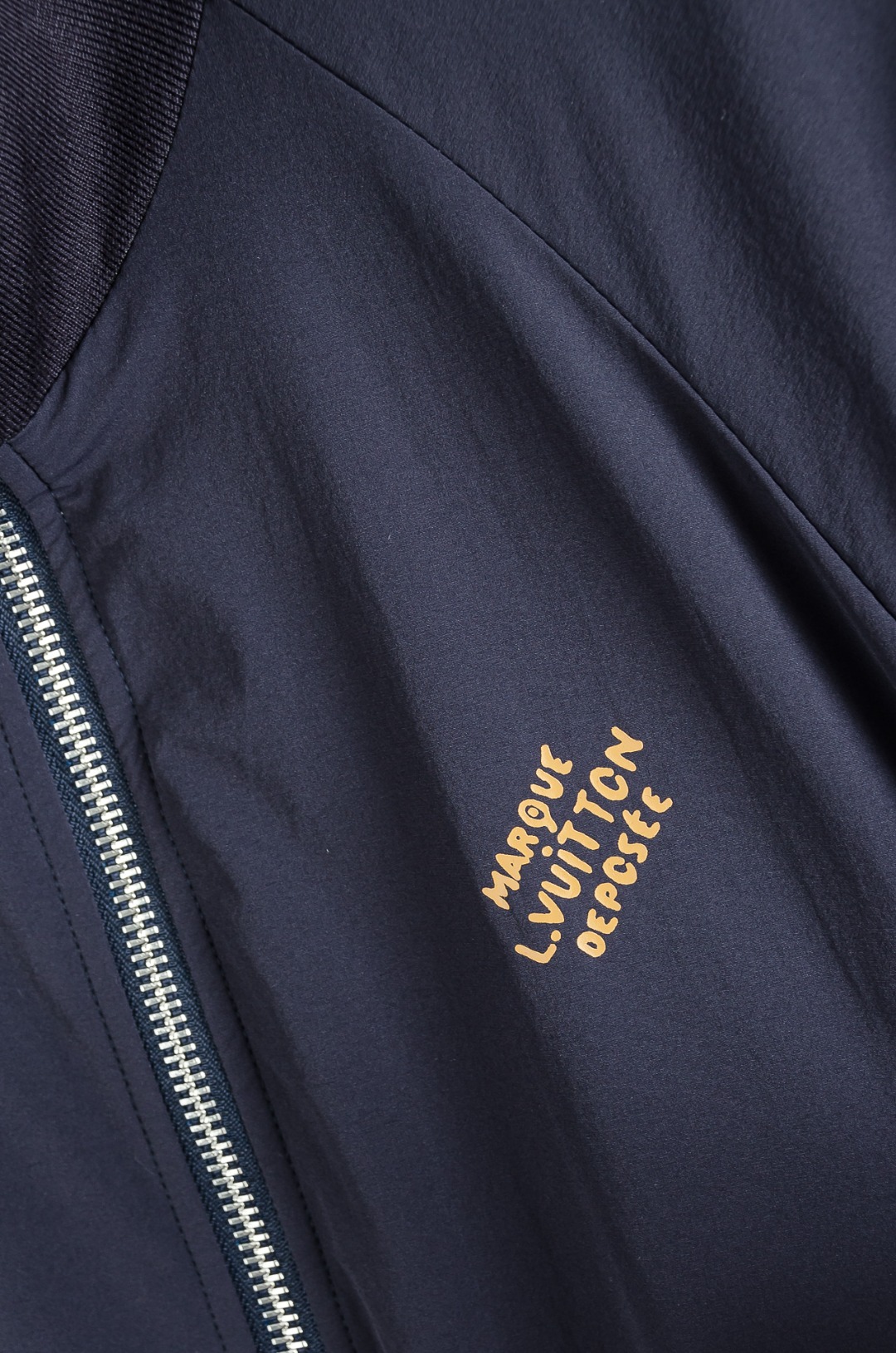 LV 2026新春最新出品，功能与时尚型兼具。时尚美观，防风效果更好，活动更加舒适自如。面料呈现出细密的