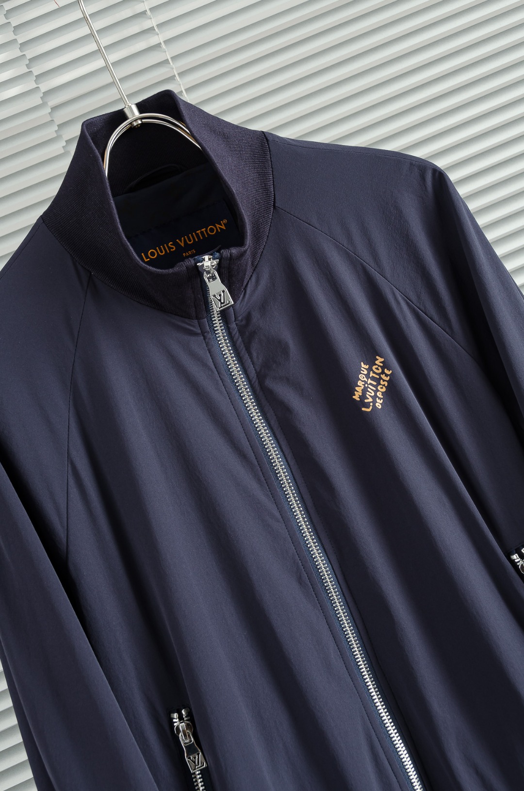 LV 2026新春最新出品，功能与时尚型兼具。时尚美观，防风效果更好，活动更加舒适自如。面料呈现出细密的