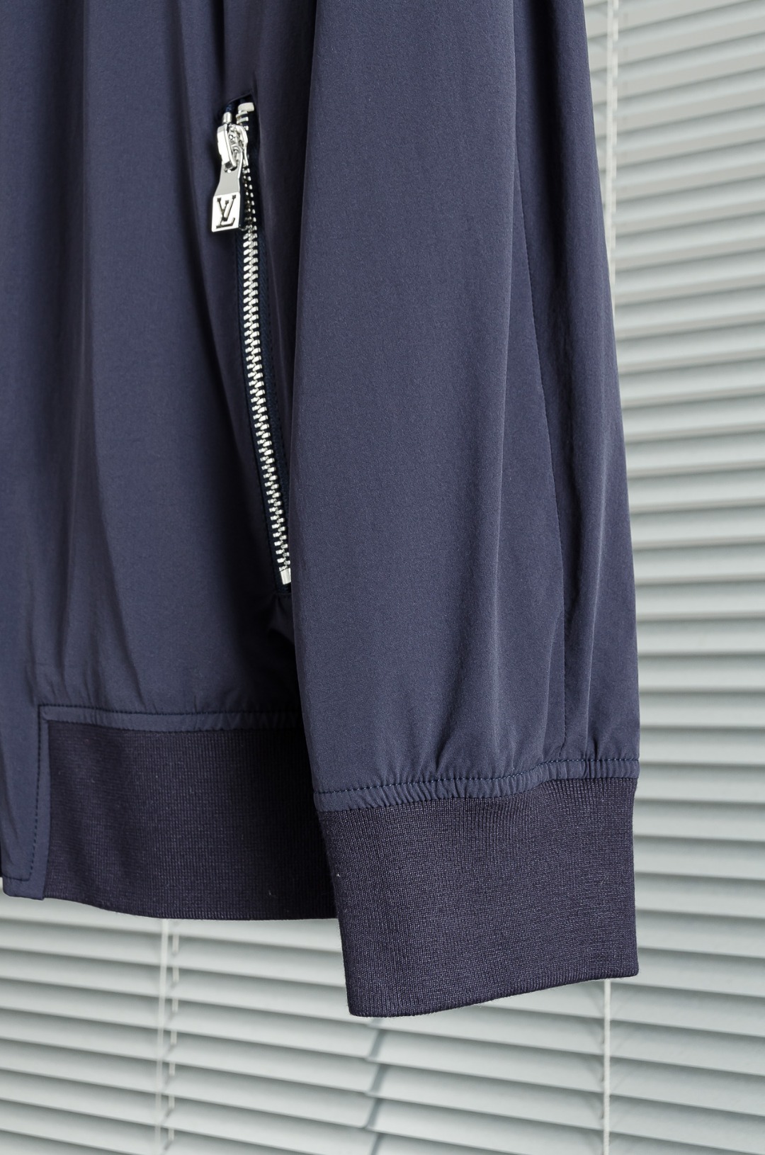 LV 2026新春最新出品，功能与时尚型兼具。时尚美观，防风效果更好，活动更加舒适自如。面料呈现出细密的