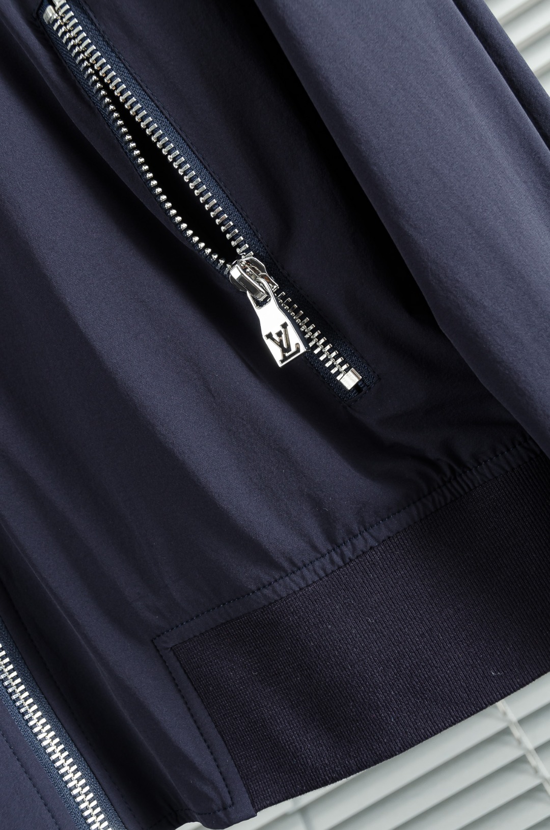 LV 2026新春最新出品，功能与时尚型兼具。时尚美观，防风效果更好，活动更加舒适自如。面料呈现出细密的