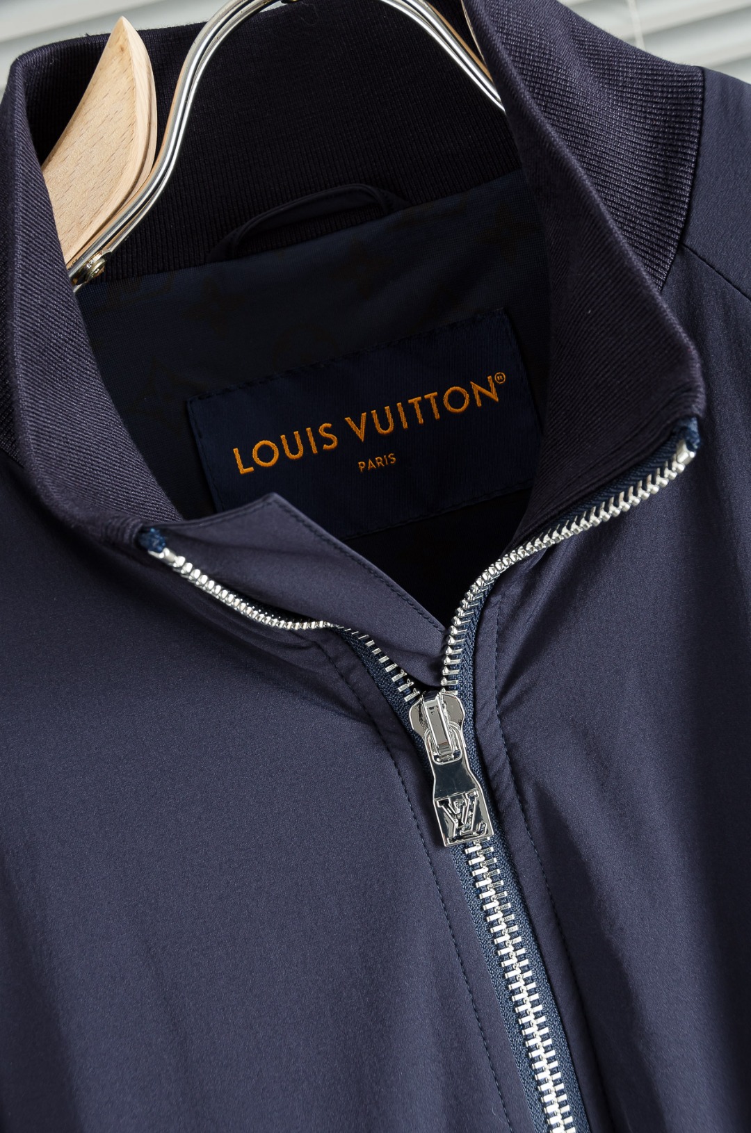 LV 2026新春最新出品，功能与时尚型兼具。时尚美观，防风效果更好，活动更加舒适自如。面料呈现出细密的