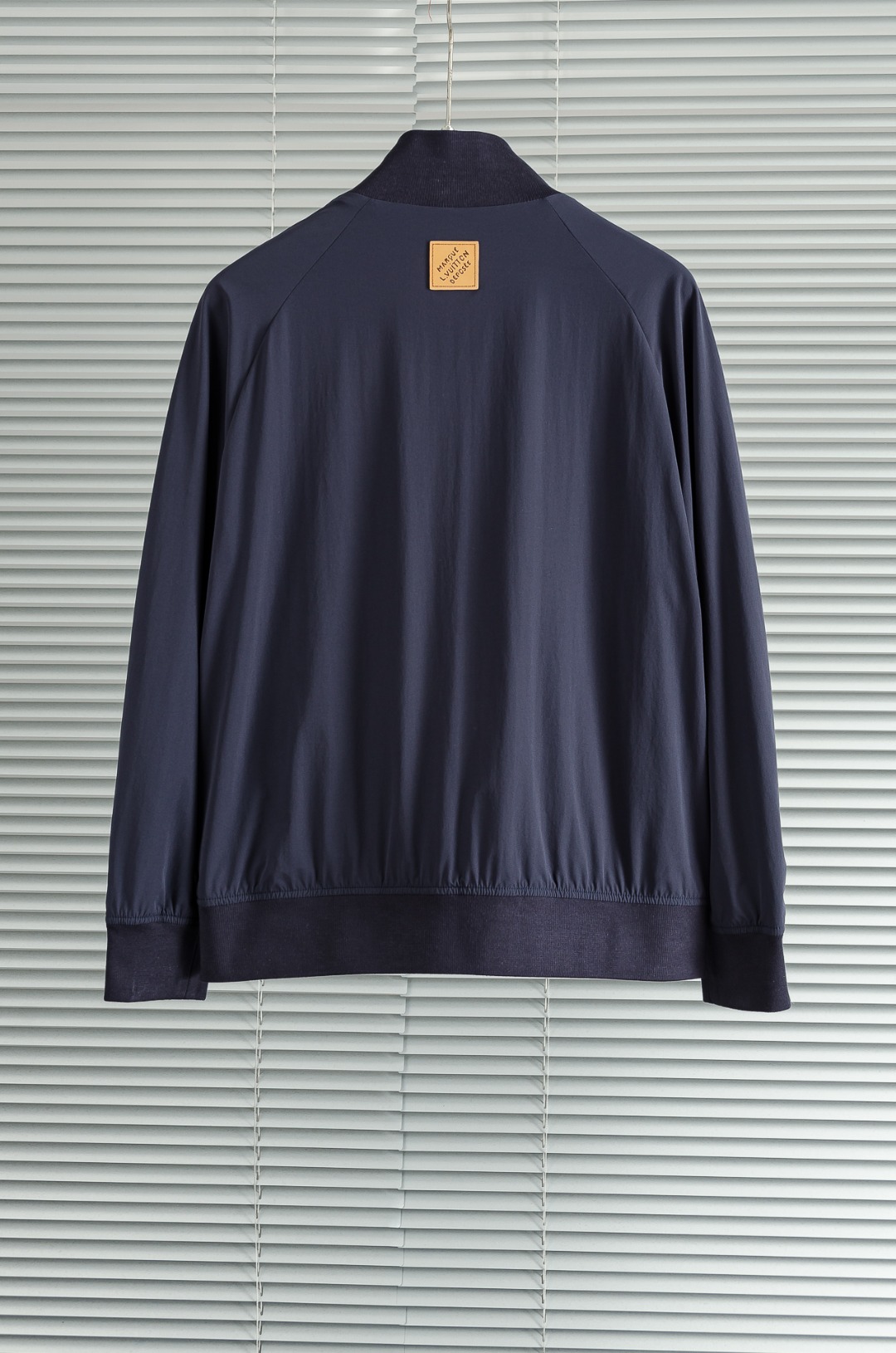 LV 2026新春最新出品，功能与时尚型兼具。时尚美观，防风效果更好，活动更加舒适自如。面料呈现出细密的