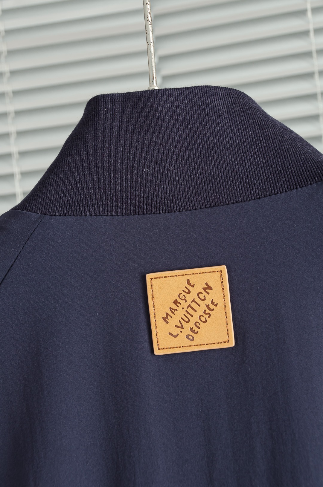 LV 2026新春最新出品，功能与时尚型兼具。时尚美观，防风效果更好，活动更加舒适自如。面料呈现出细密的