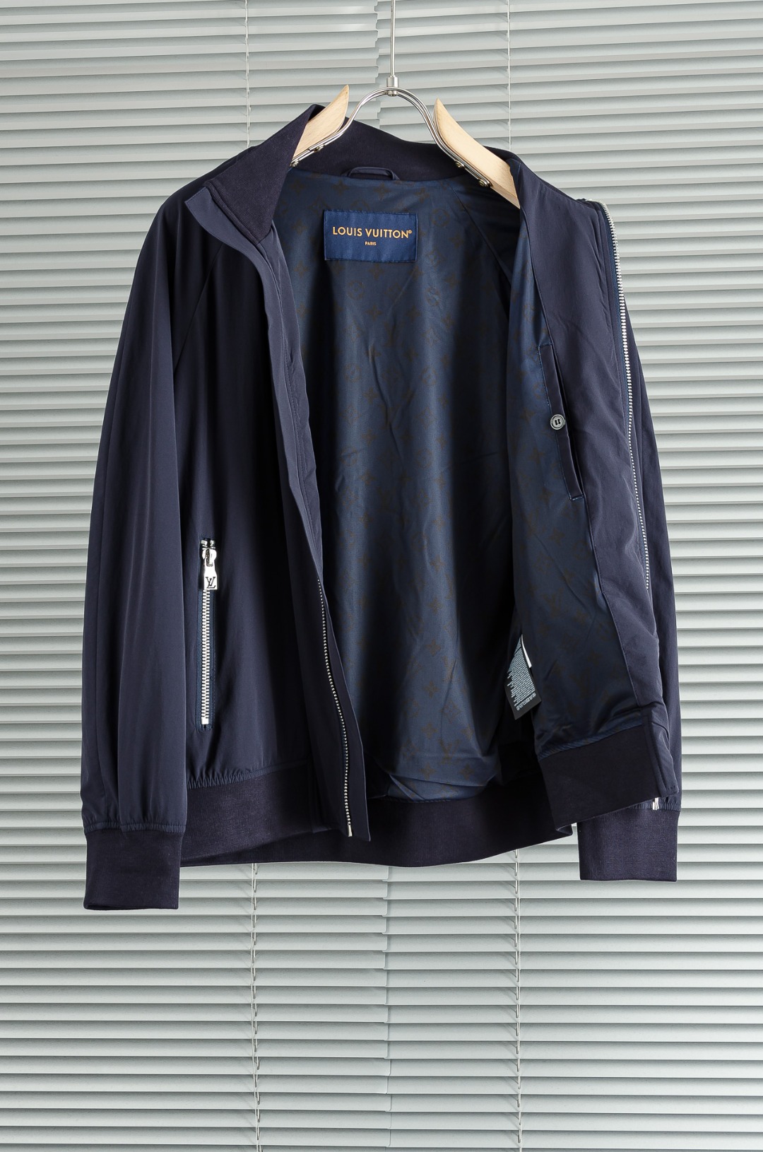 LV 2026新春最新出品，功能与时尚型兼具。时尚美观，防风效果更好，活动更加舒适自如。面料呈现出细密的