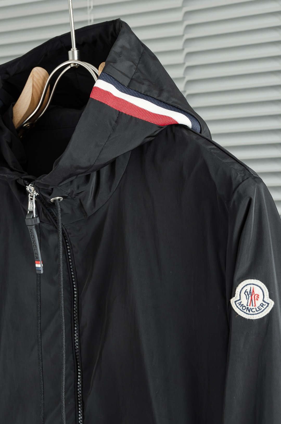 MONCLER蒙口2026新春最新出品，连帽防水夹克外套#同步官网发售！该款夹克外层超柔聚酯纤维防风防水