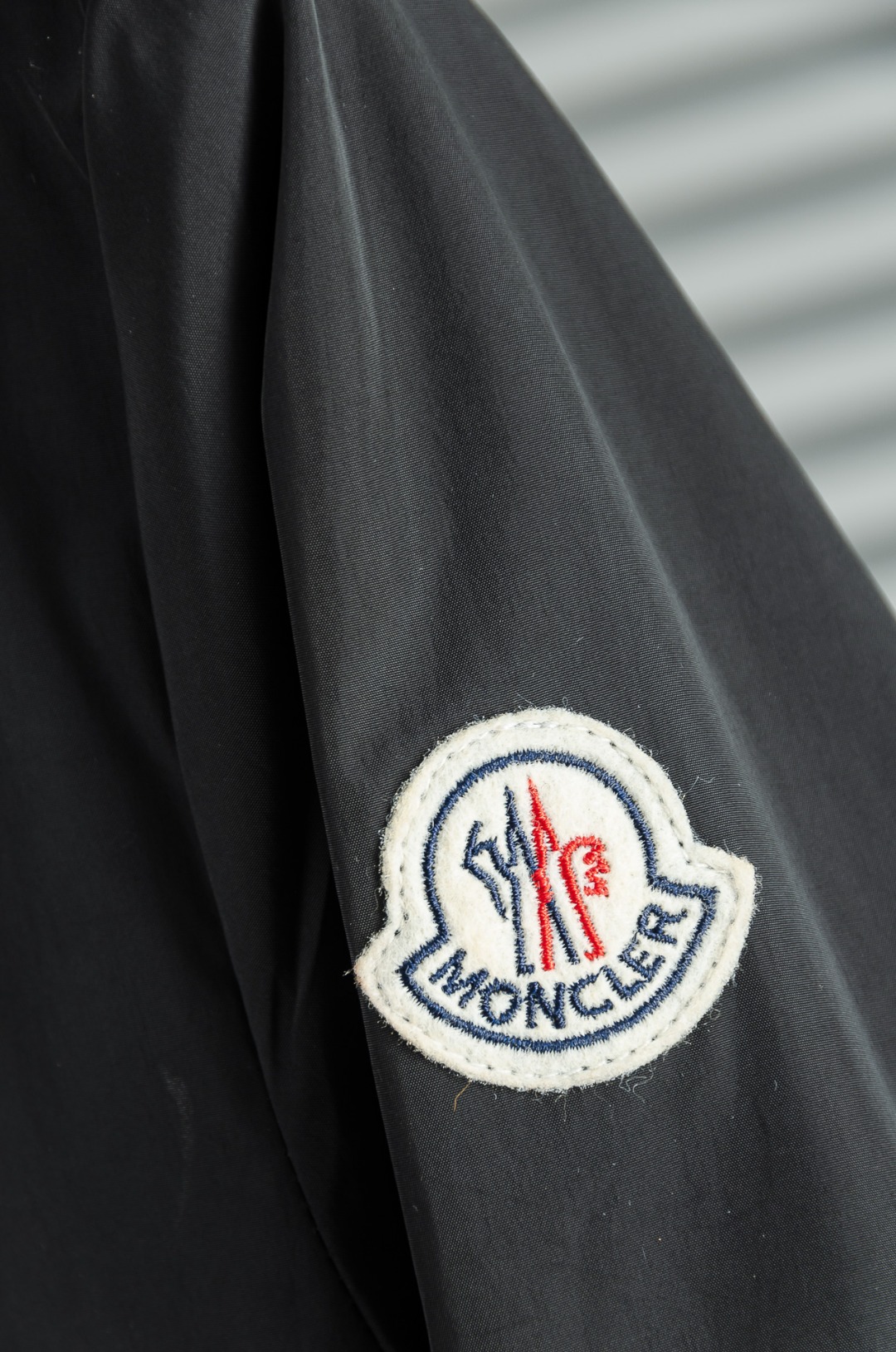 MONCLER蒙口2026新春最新出品，连帽防水夹克外套#同步官网发售！该款夹克外层超柔聚酯纤维防风防水