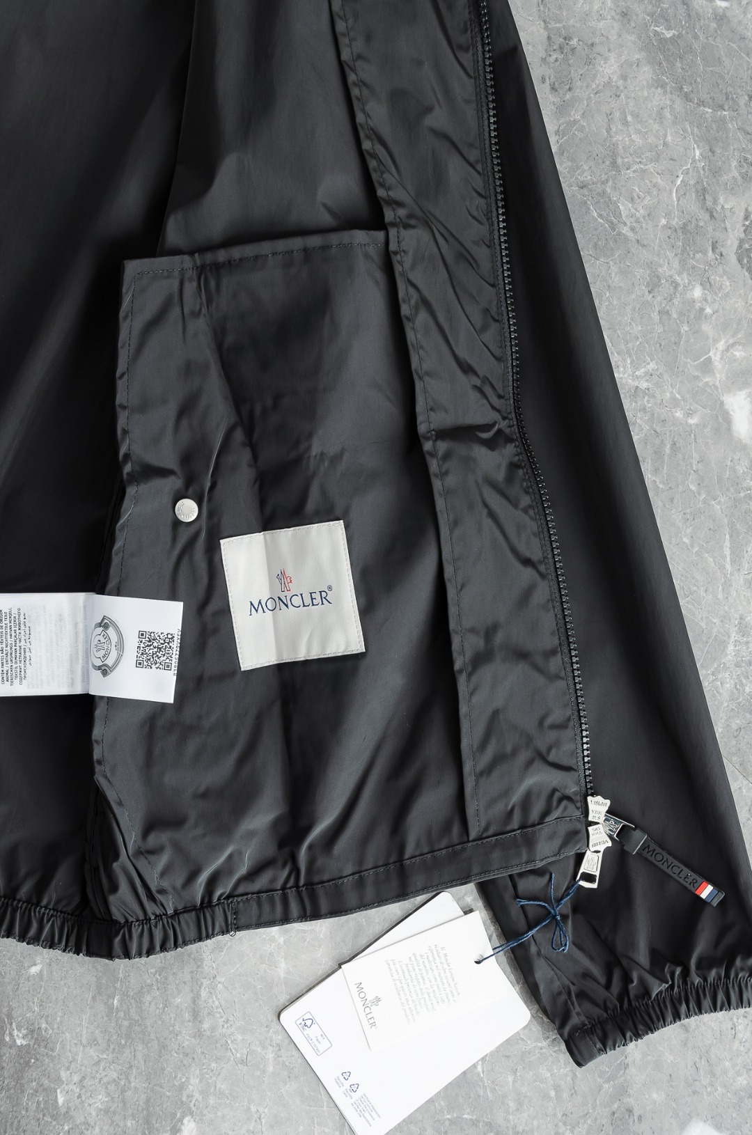 MONCLER蒙口2026新春最新出品，连帽防水夹克外套#同步官网发售！该款夹克外层超柔聚酯纤维防风防水