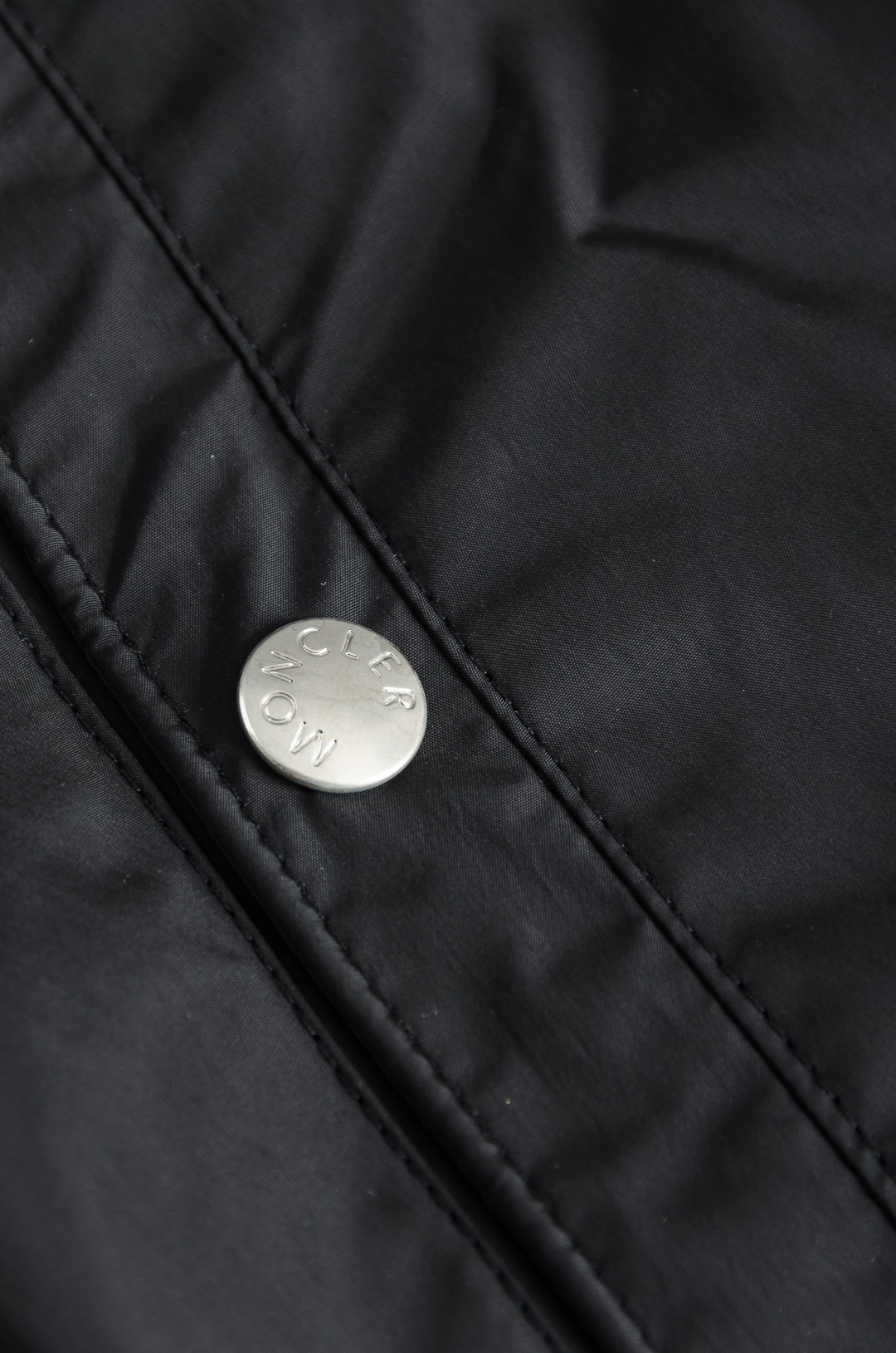 MONCLER蒙口2026新春最新出品，连帽防水夹克外套#同步官网发售！该款夹克外层超柔聚酯纤维防风防水