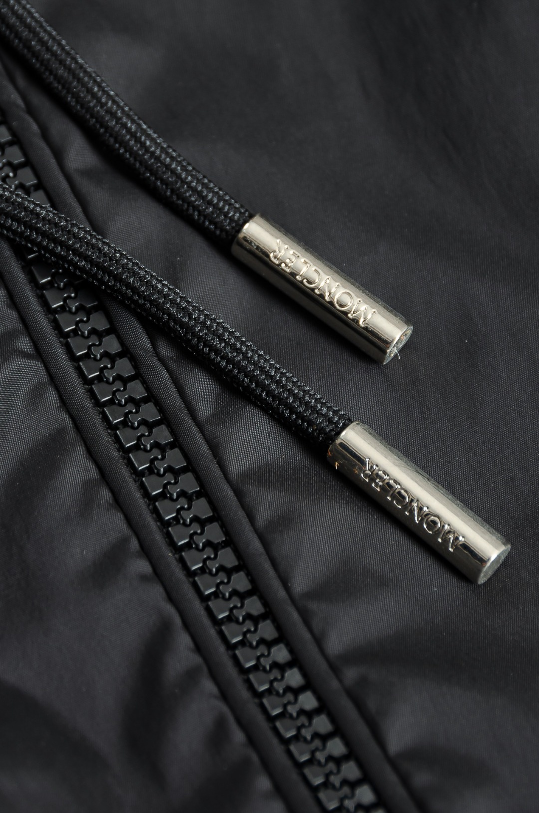 MONCLER蒙口2026新春最新出品，连帽防水夹克外套#同步官网发售！该款夹克外层超柔聚酯纤维防风防水