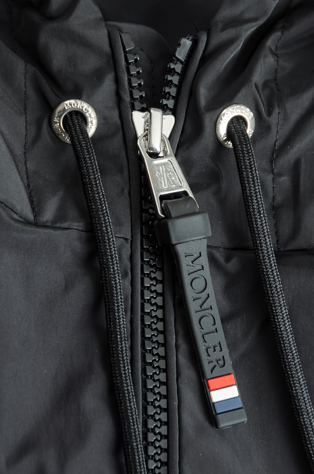 MONCLER蒙口2026新春最新出品，连帽防水夹克外套#同步官网发售！该款夹克外层超柔聚酯纤维防风防水