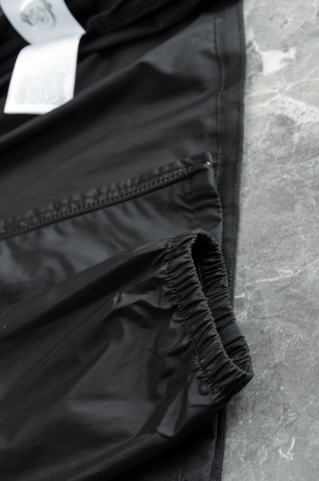 MONCLER蒙口2026新春最新出品，连帽防水夹克外套#同步官网发售！该款夹克外层超柔聚酯纤维防风防水