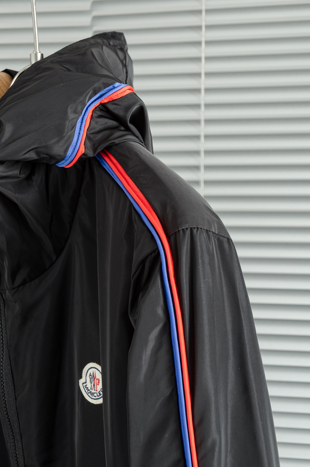 MONCLER蒙口2026新春最新出品，连帽防水夹克外套#同步官网发售！该款夹克外层超柔聚酯纤维防风防水