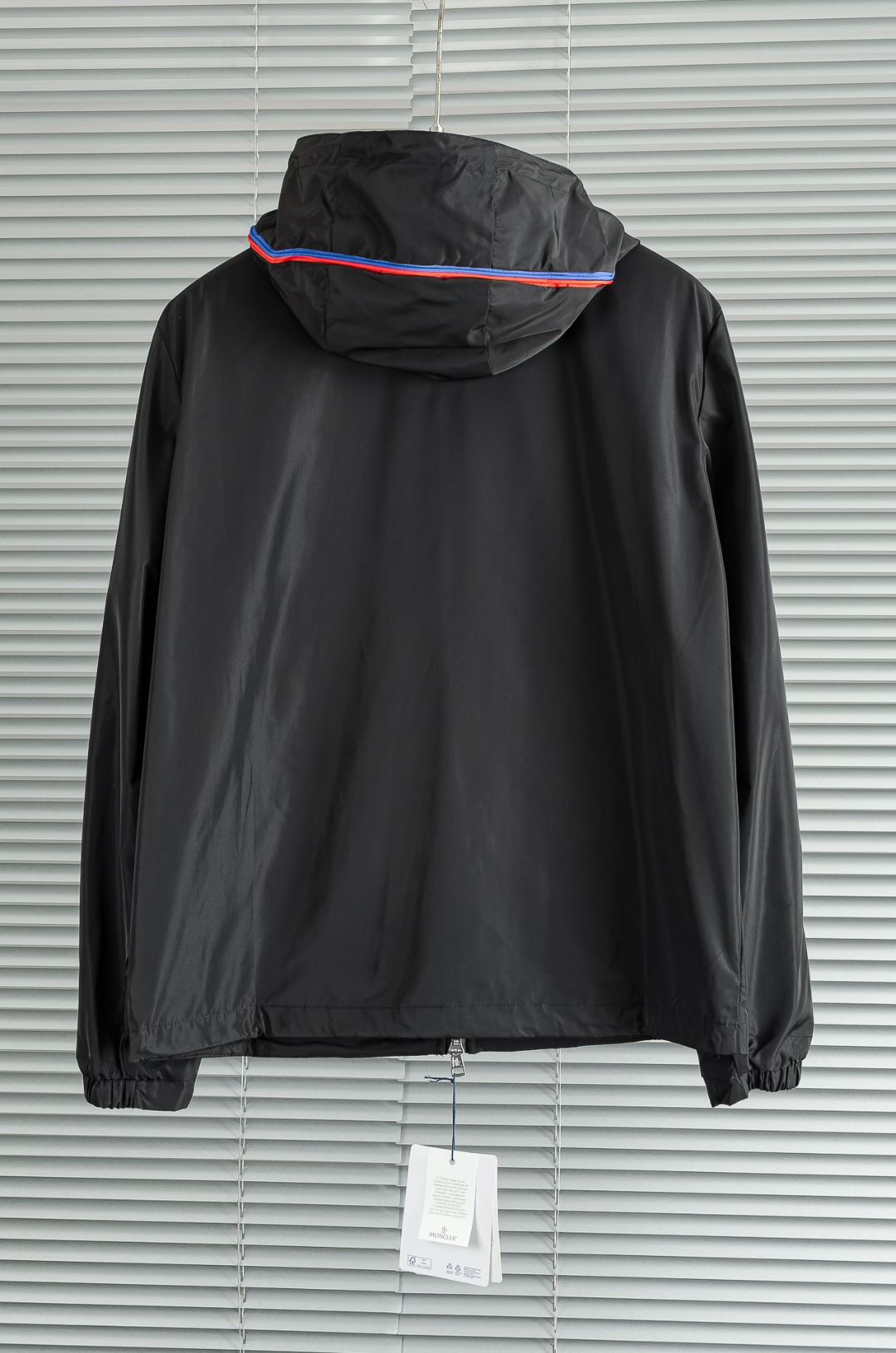 MONCLER蒙口2026新春最新出品，连帽防水夹克外套#同步官网发售！该款夹克外层超柔聚酯纤维防风防水