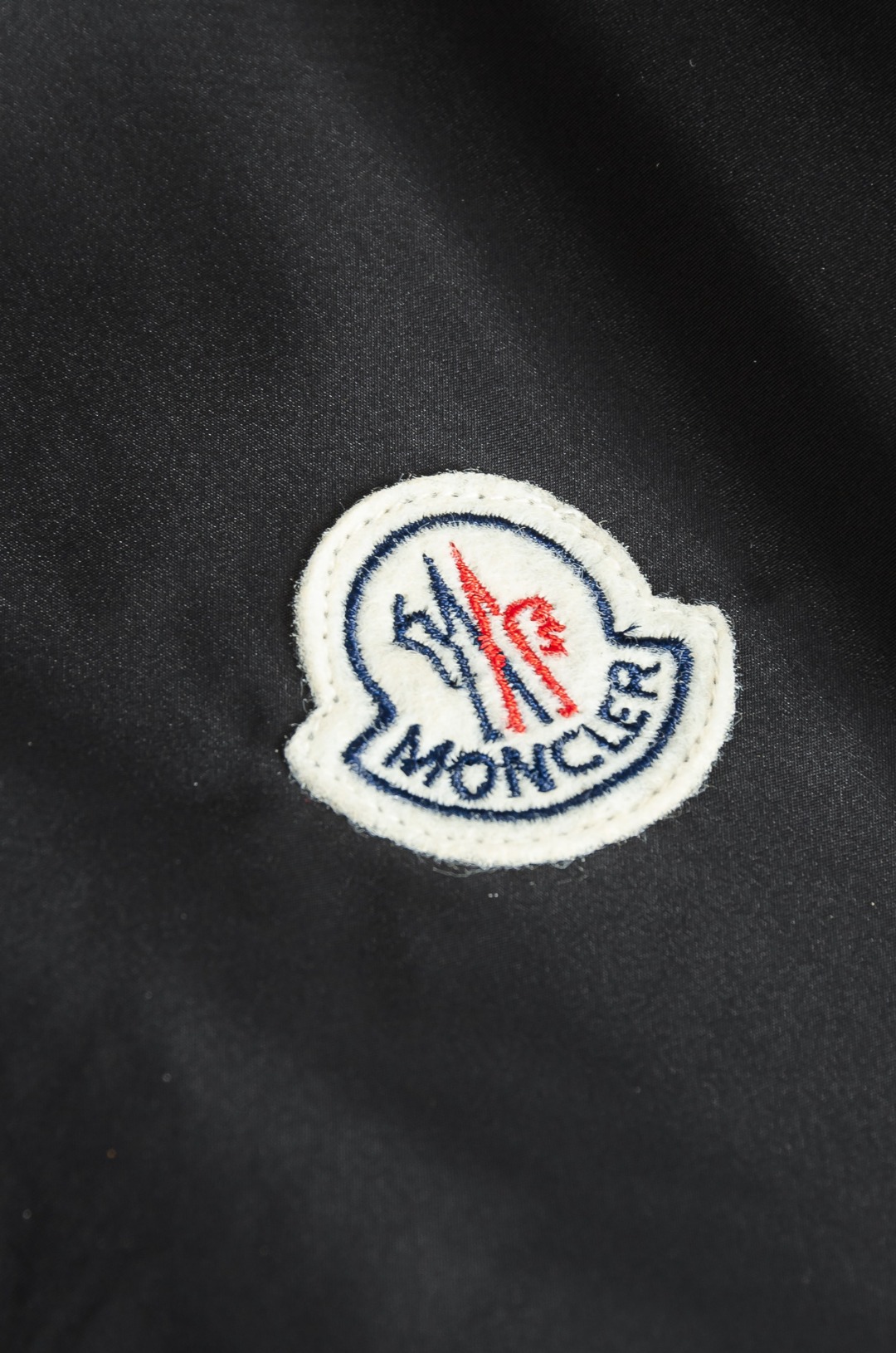 MONCLER蒙口2026新春最新出品，连帽防水夹克外套#同步官网发售！该款夹克外层超柔聚酯纤维防风防水