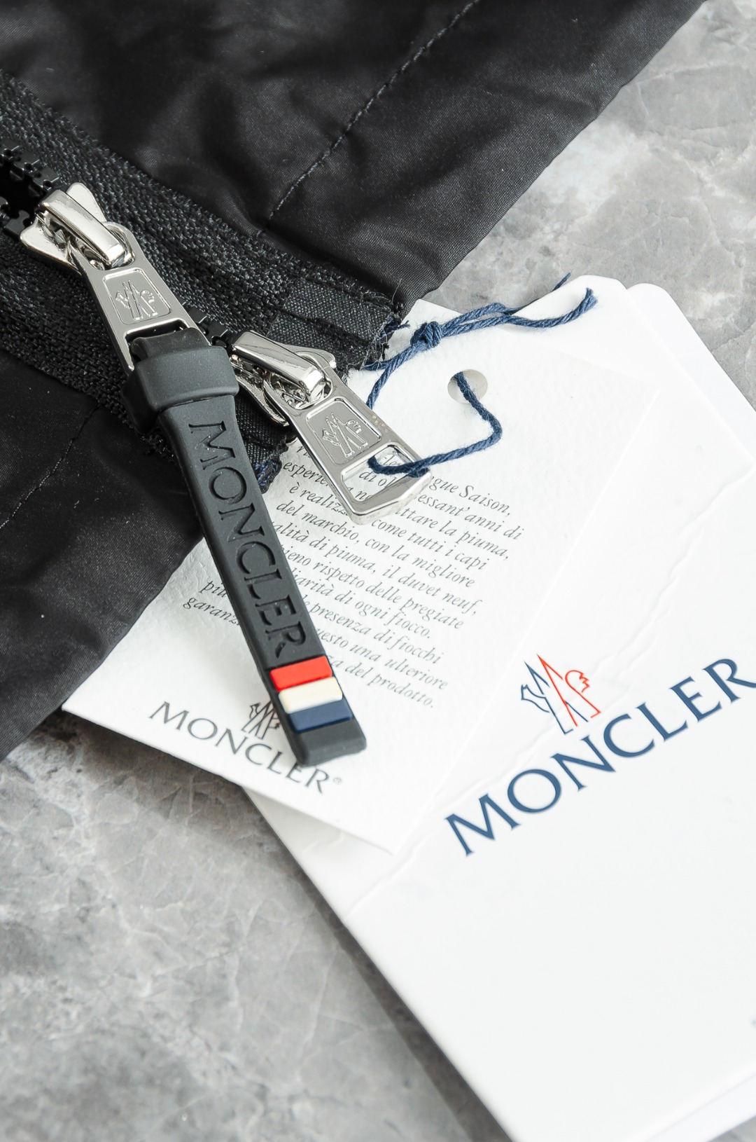 MONCLER蒙口2026新春最新出品，连帽防水夹克外套#同步官网发售！该款夹克外层超柔聚酯纤维防风防水