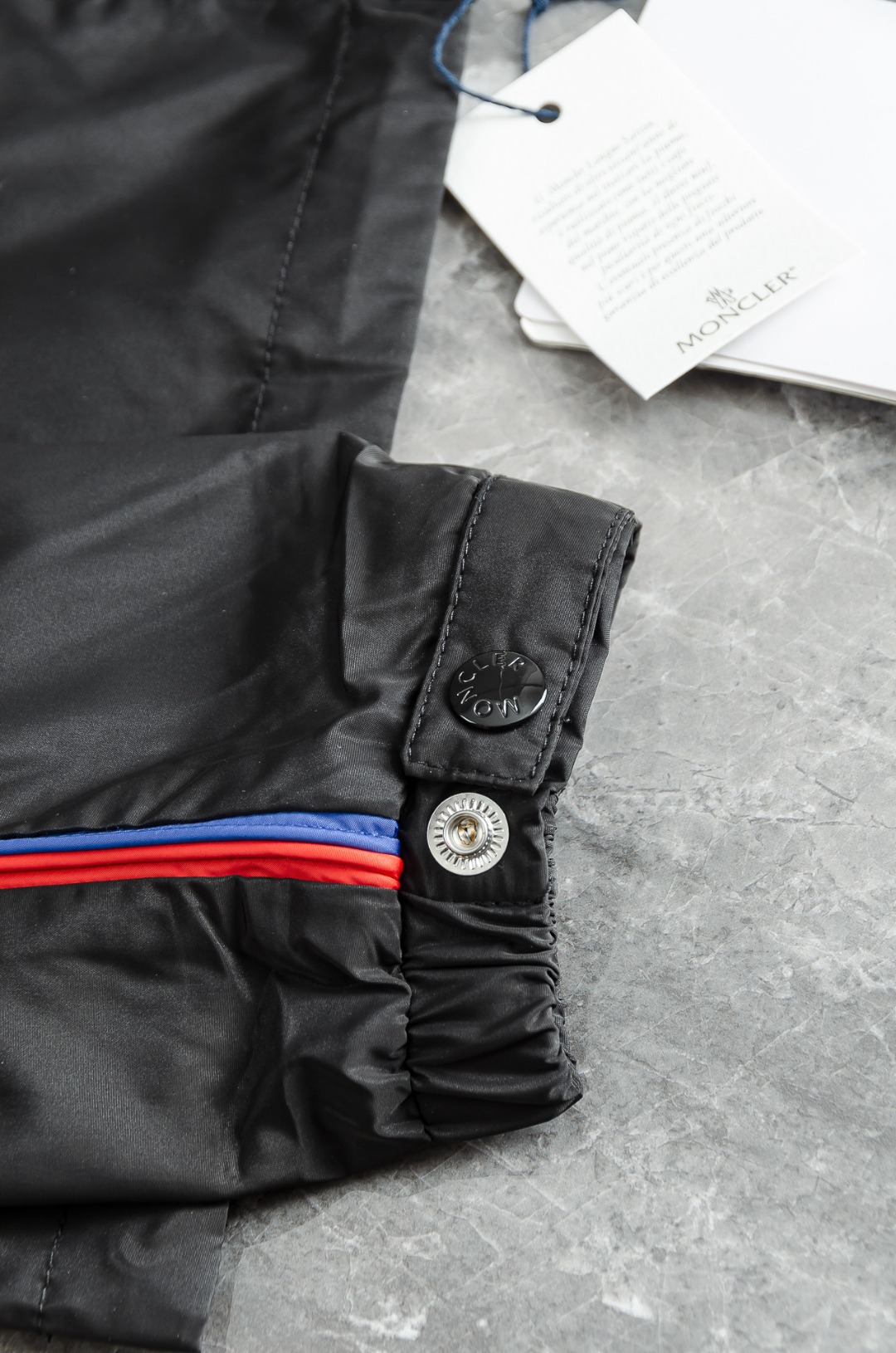 MONCLER蒙口2026新春最新出品，连帽防水夹克外套#同步官网发售！该款夹克外层超柔聚酯纤维防风防水