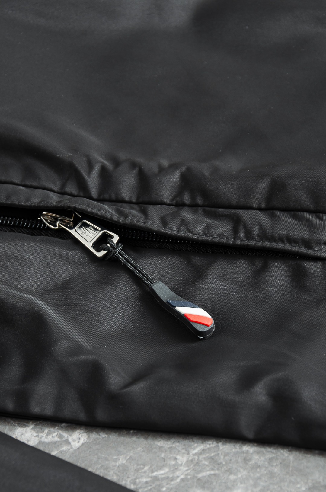 MONCLER蒙口2026新春最新出品，连帽防水夹克外套#同步官网发售！该款夹克外层超柔聚酯纤维防风防水