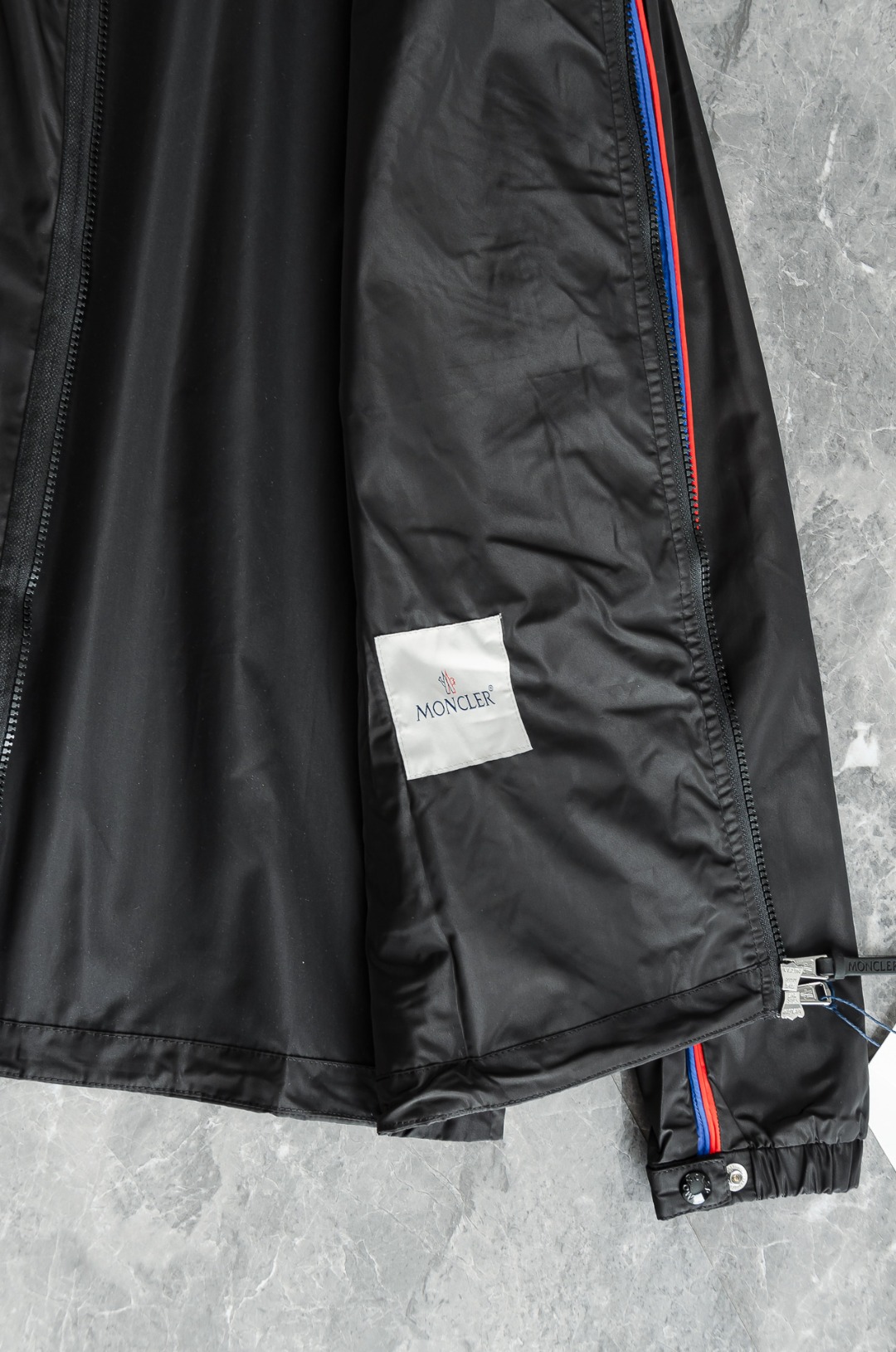 MONCLER蒙口2026新春最新出品，连帽防水夹克外套#同步官网发售！该款夹克外层超柔聚酯纤维防风防水