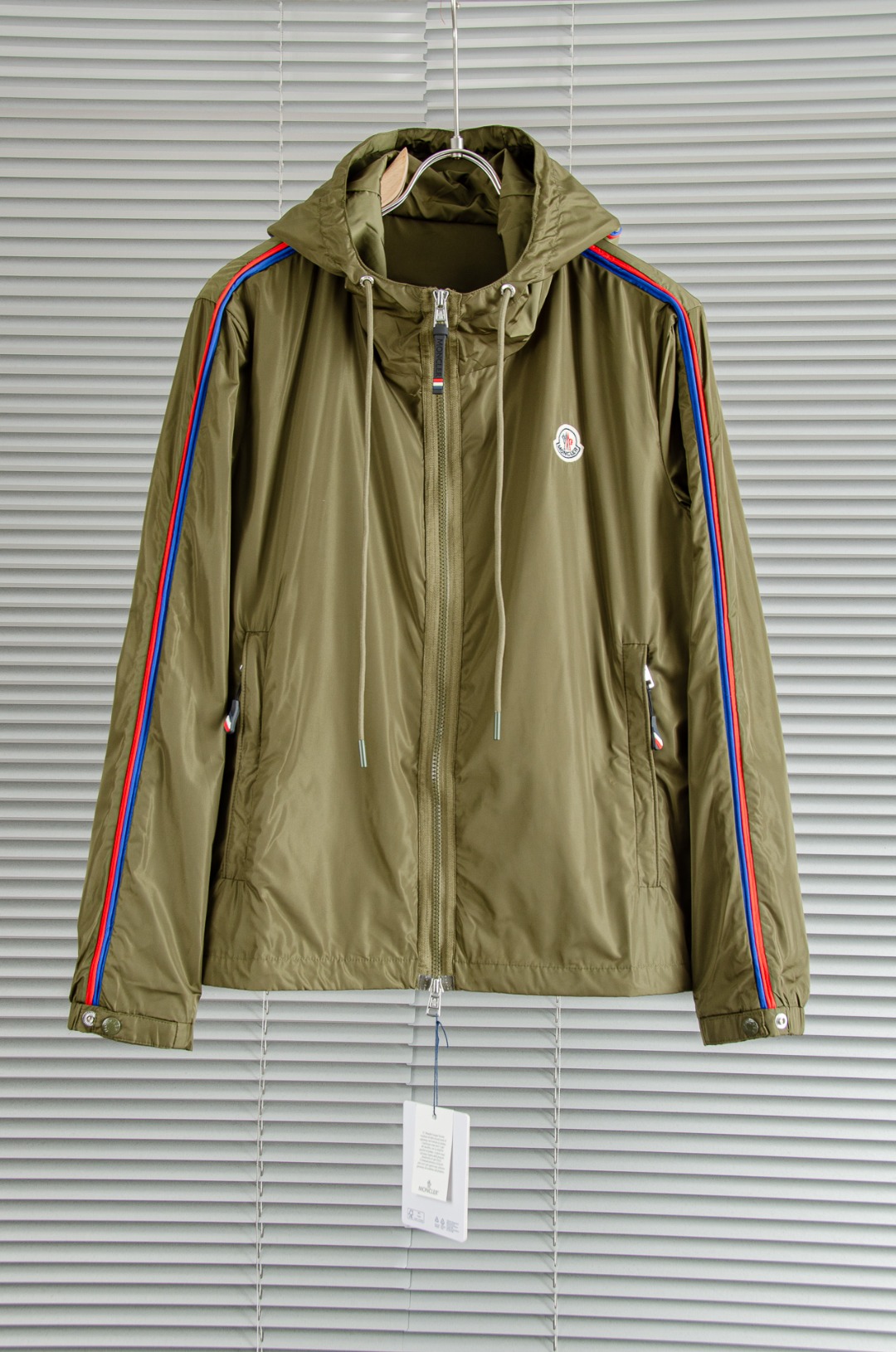 MONCLER蒙口2026新春最新出品，连帽防水夹克外套#同步官网发售！该款夹克外层超柔聚酯纤维防风防水