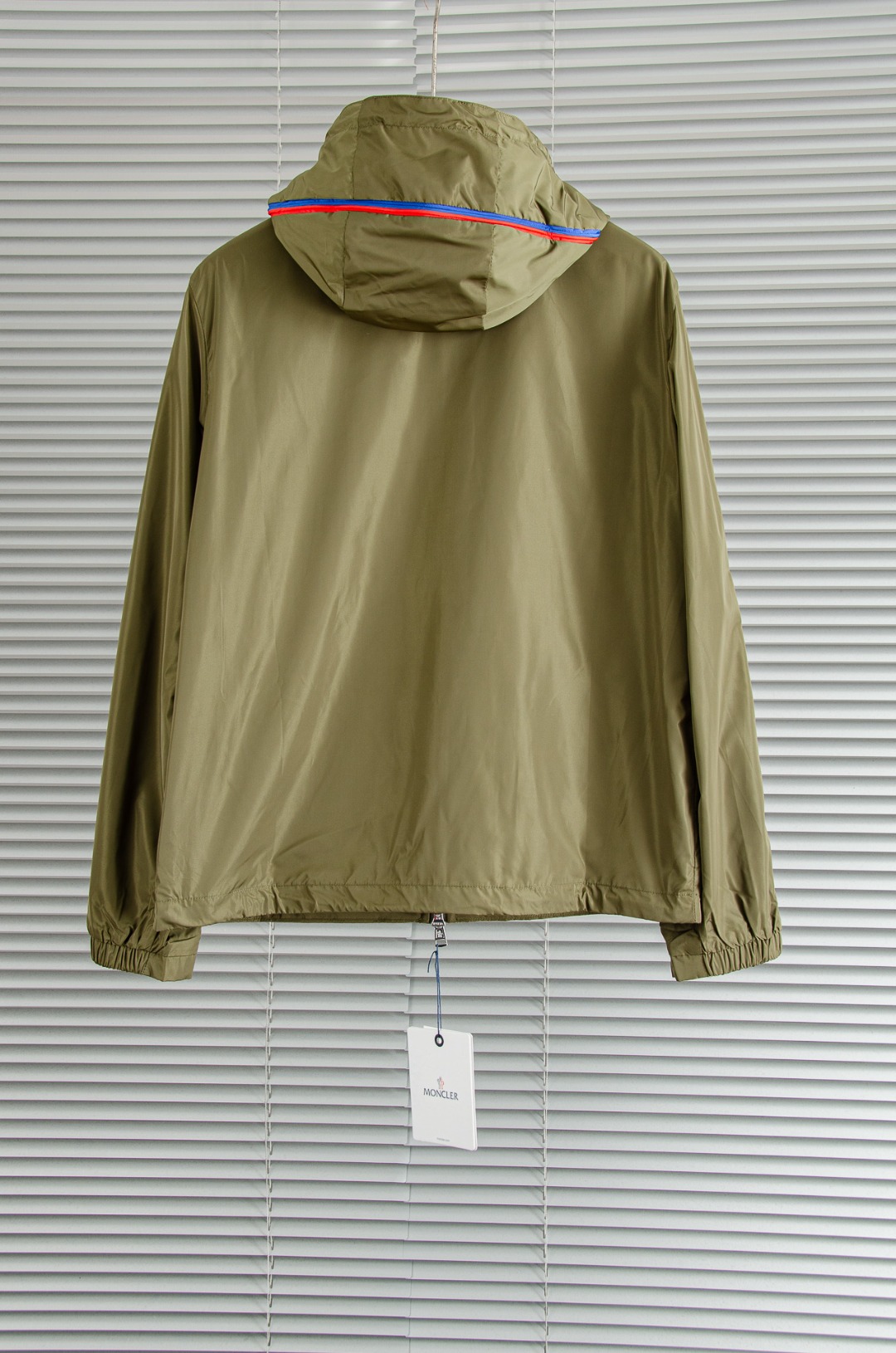 MONCLER蒙口2026新春最新出品，连帽防水夹克外套#同步官网发售！该款夹克外层超柔聚酯纤维防风防水