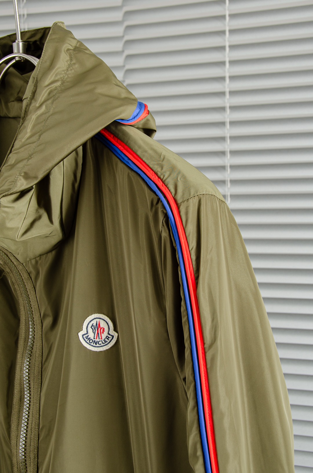 MONCLER蒙口2026新春最新出品，连帽防水夹克外套#同步官网发售！该款夹克外层超柔聚酯纤维防风防水