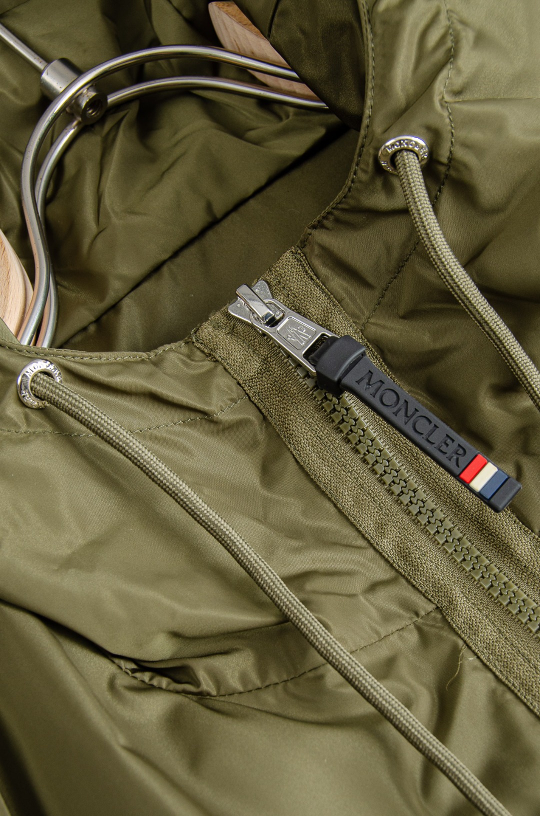 MONCLER蒙口2026新春最新出品，连帽防水夹克外套#同步官网发售！该款夹克外层超柔聚酯纤维防风防水