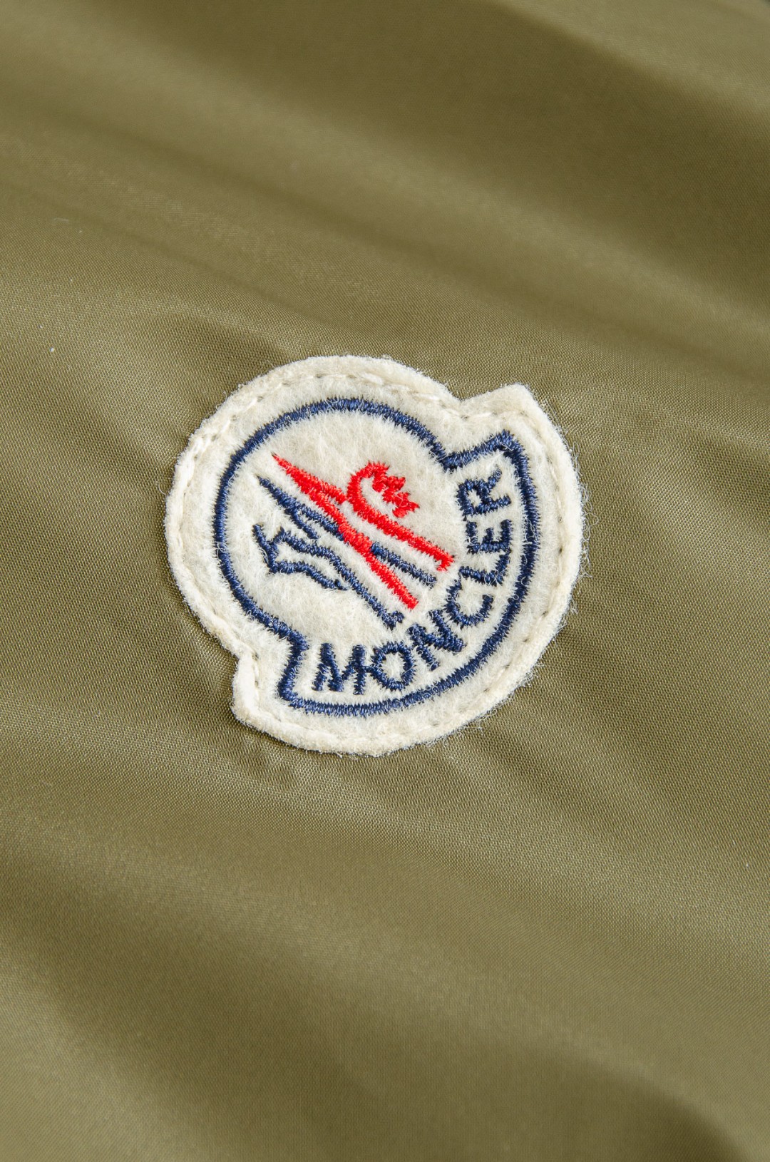 MONCLER蒙口2026新春最新出品，连帽防水夹克外套#同步官网发售！该款夹克外层超柔聚酯纤维防风防水